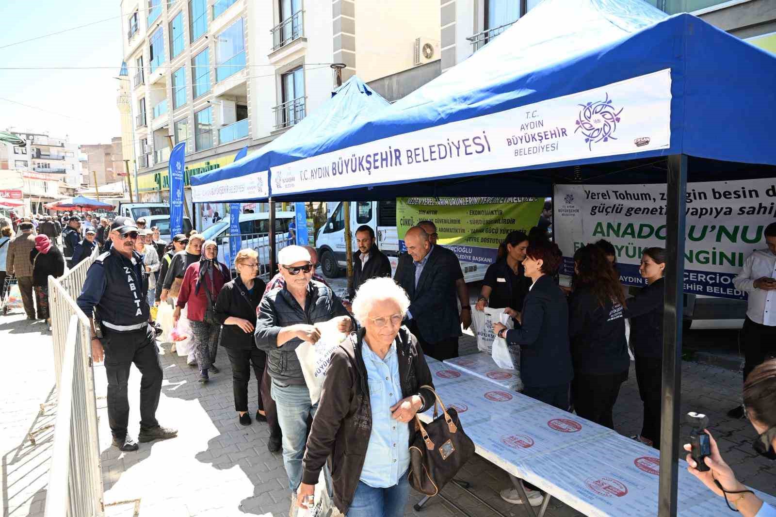 Aydın Büyükşehir Belediyesi Söke’de binlerce fideyi vatandaşlarla buluşturdu

