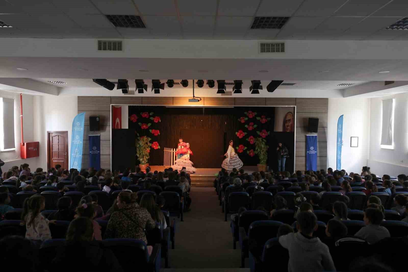 Aydın Büyükşehir Belediyesi’nden çocuklara tiyatro şöleni
Aydın Büyükşehir Belediyesi’nden çocuklara tiyatro şöleni