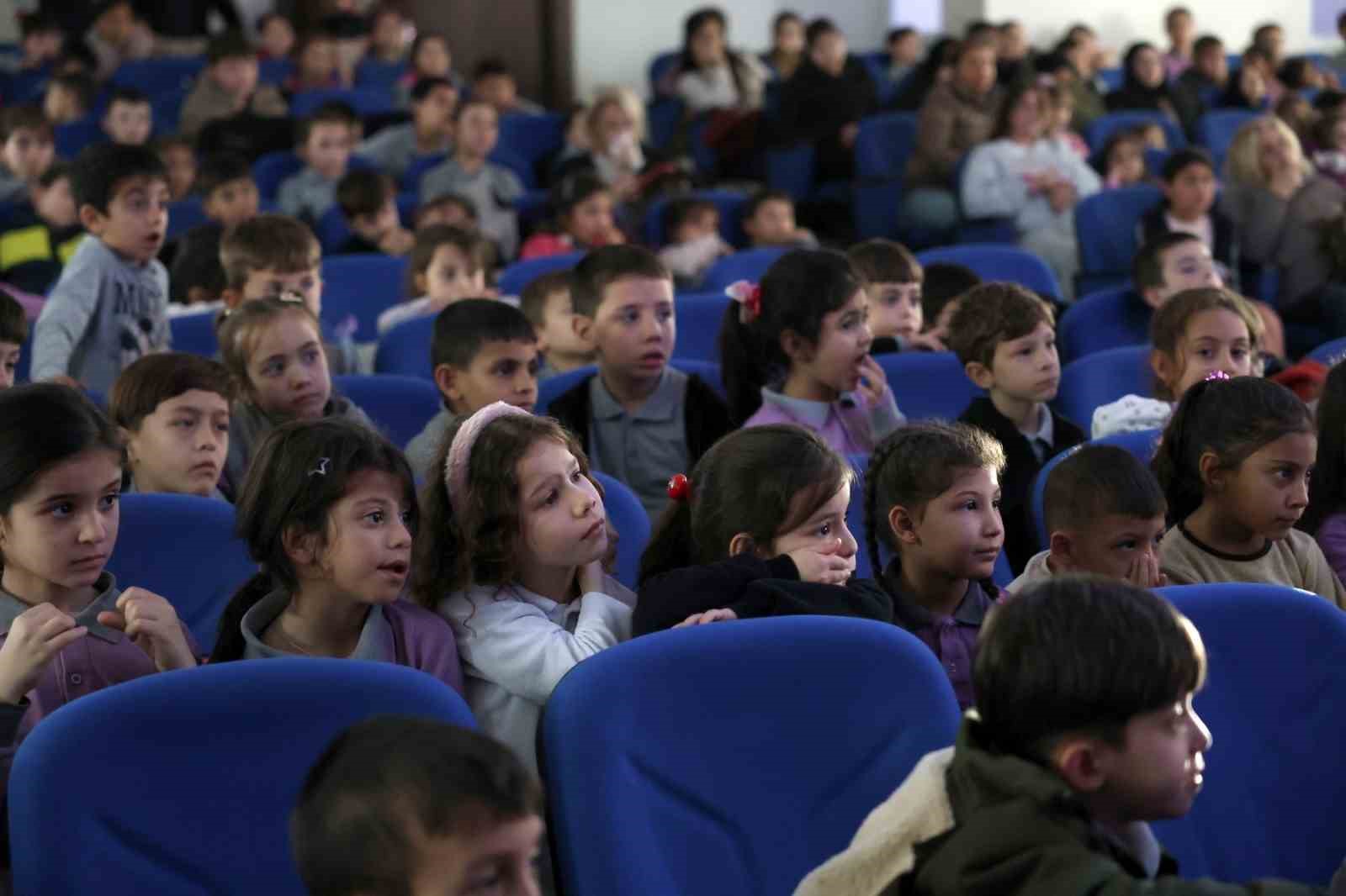 Aydın Büyükşehir Belediyesi’nden çocuklara tiyatro şöleni
Aydın Büyükşehir Belediyesi’nden çocuklara tiyatro şöleni