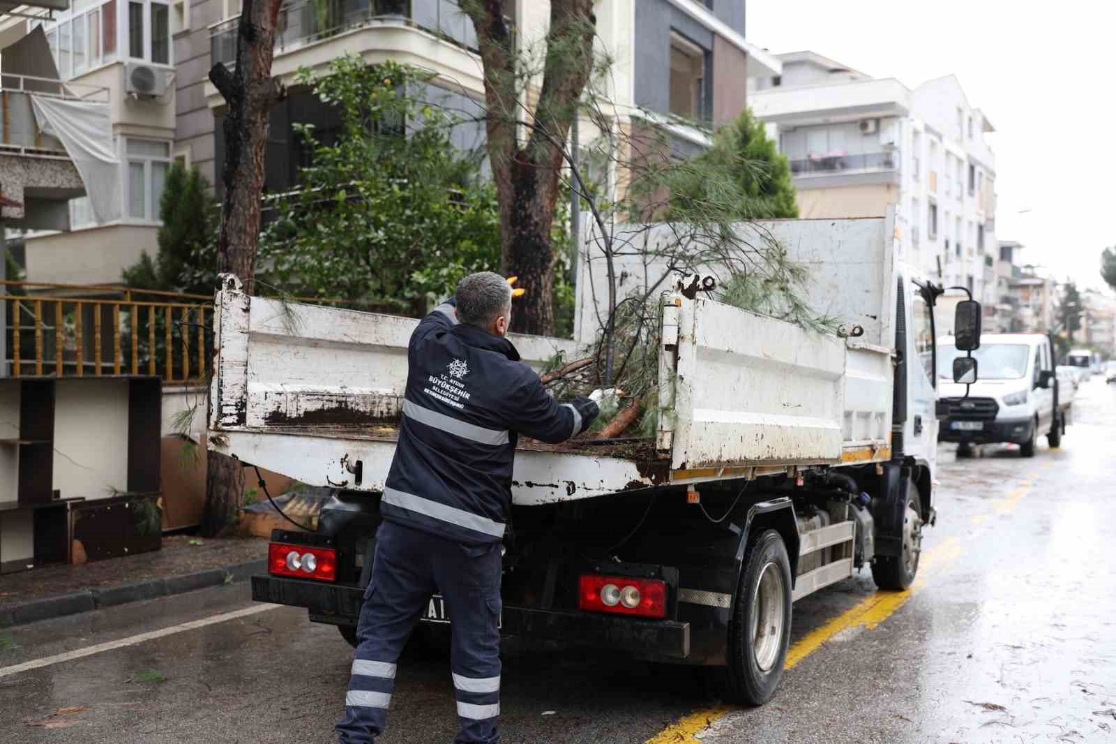 Aydın Büyükşehir Belediyesi’nden Efeler’in yeşil alanlarına bakım
Aydın Büyükşehir Belediyesi’nden Efeler’in yeşil alanlarına bakım