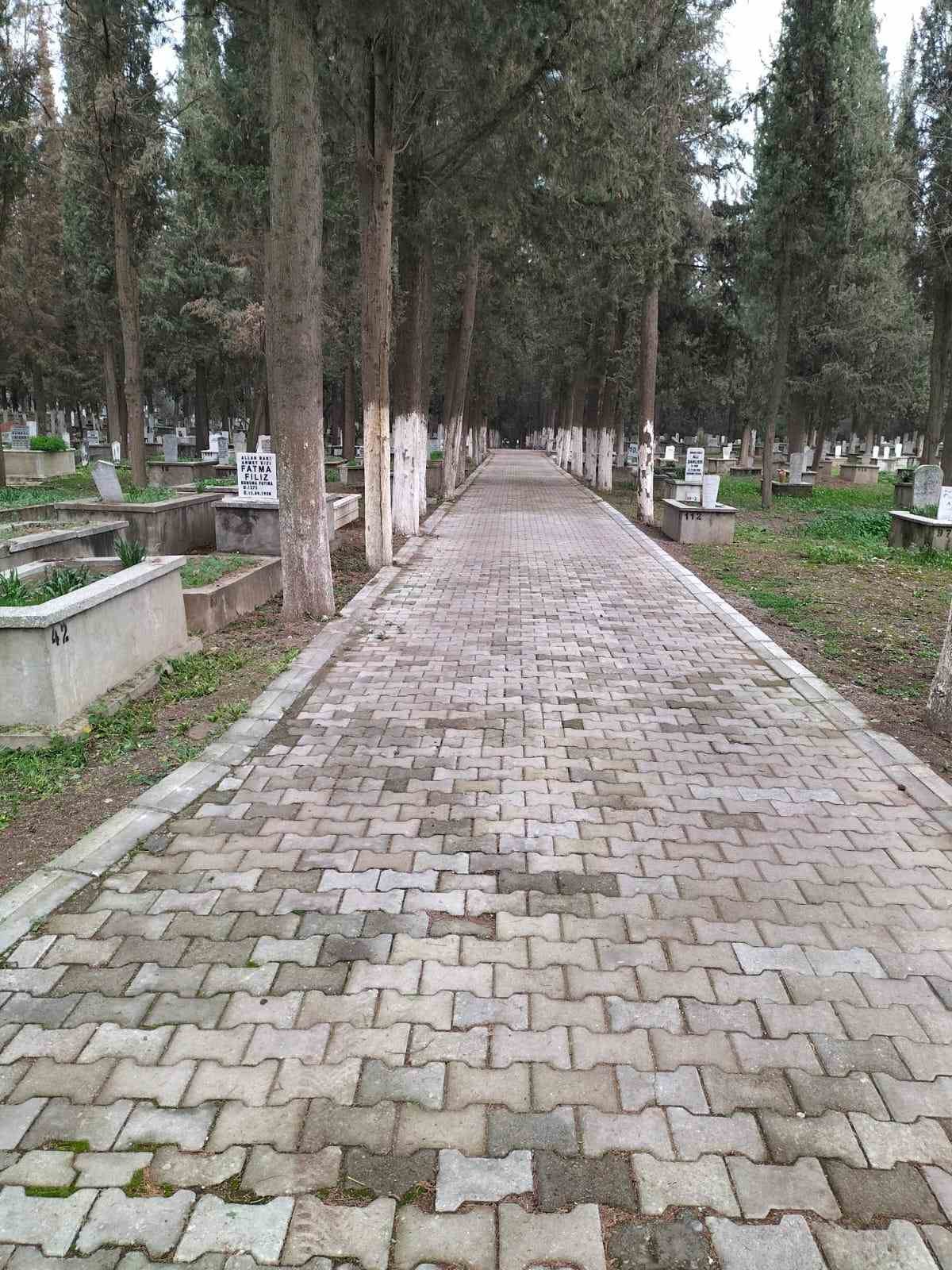 Aydın Büyükşehir Belediyesi’nden mezarlıklarda yoğun çalışma
