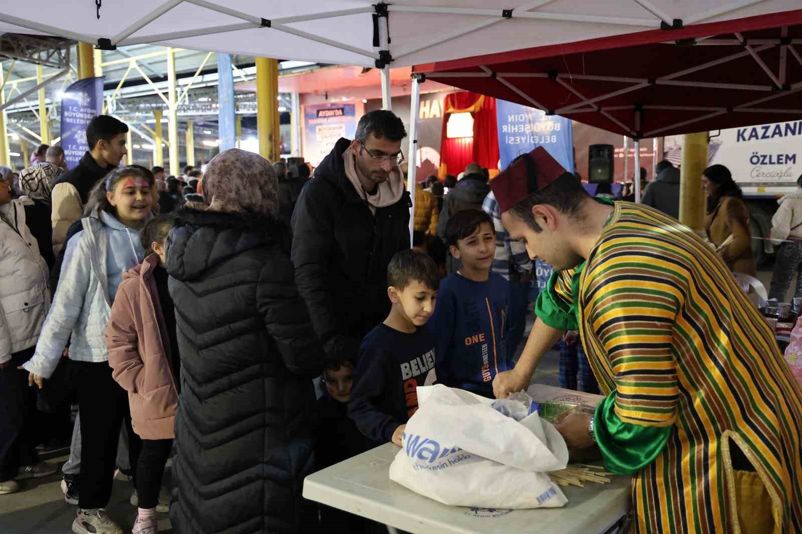 Aydın Büyükşehir Belediyesi’nden Söke’de Ramazan etkinliği
Aydın Büyükşehir Belediyesi’nden Söke’de Ramazan etkinliği