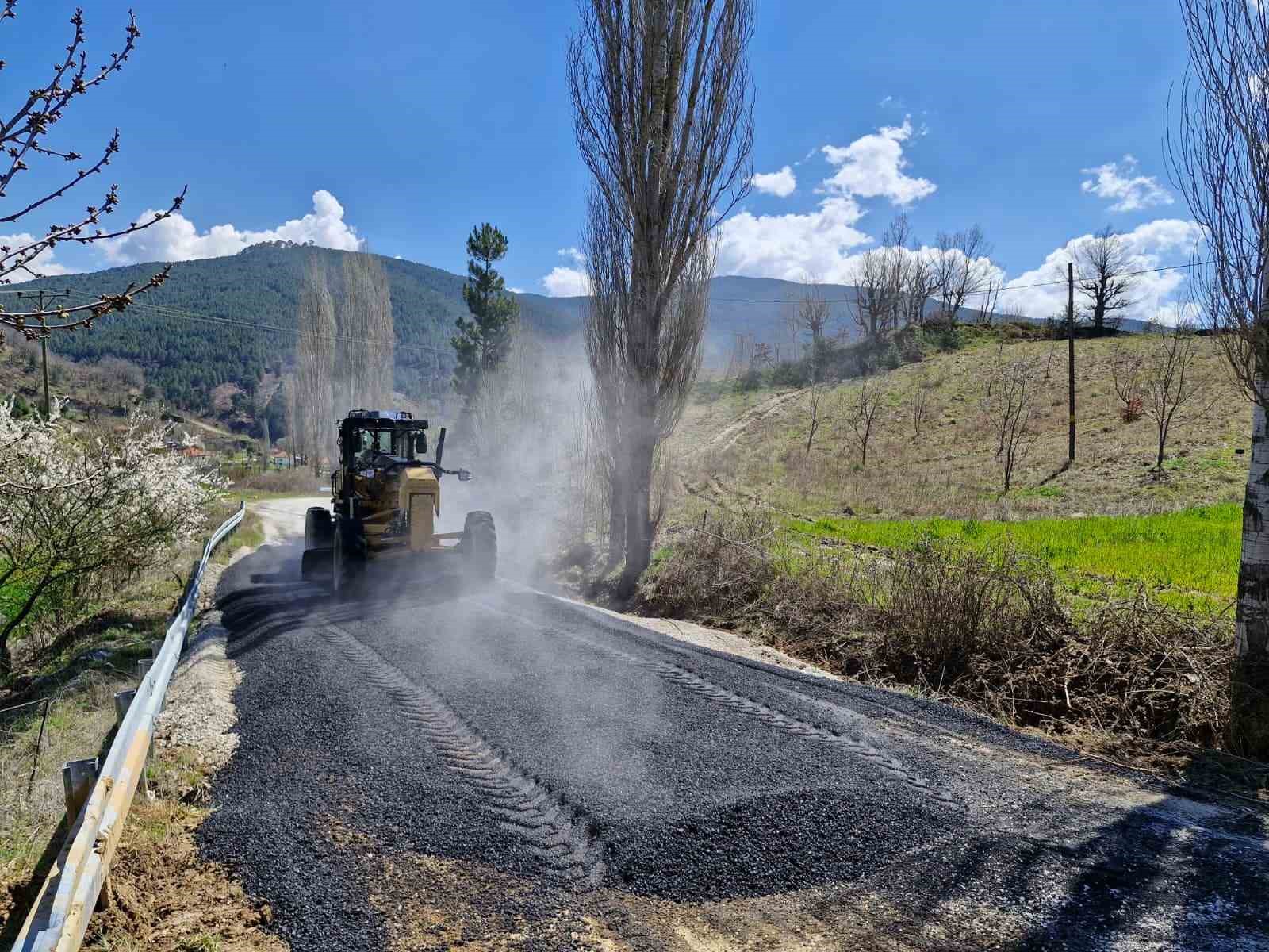 Aydın Büyükşehir ilçelerde yol çalışmalarına devam ediyor
