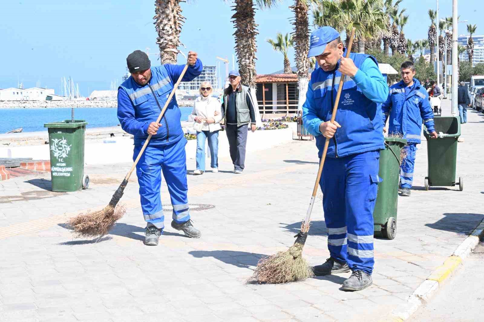 Aydın Büyükşehir’den bayram öncesi Kuşadası’nda çevre düzenlemesi
