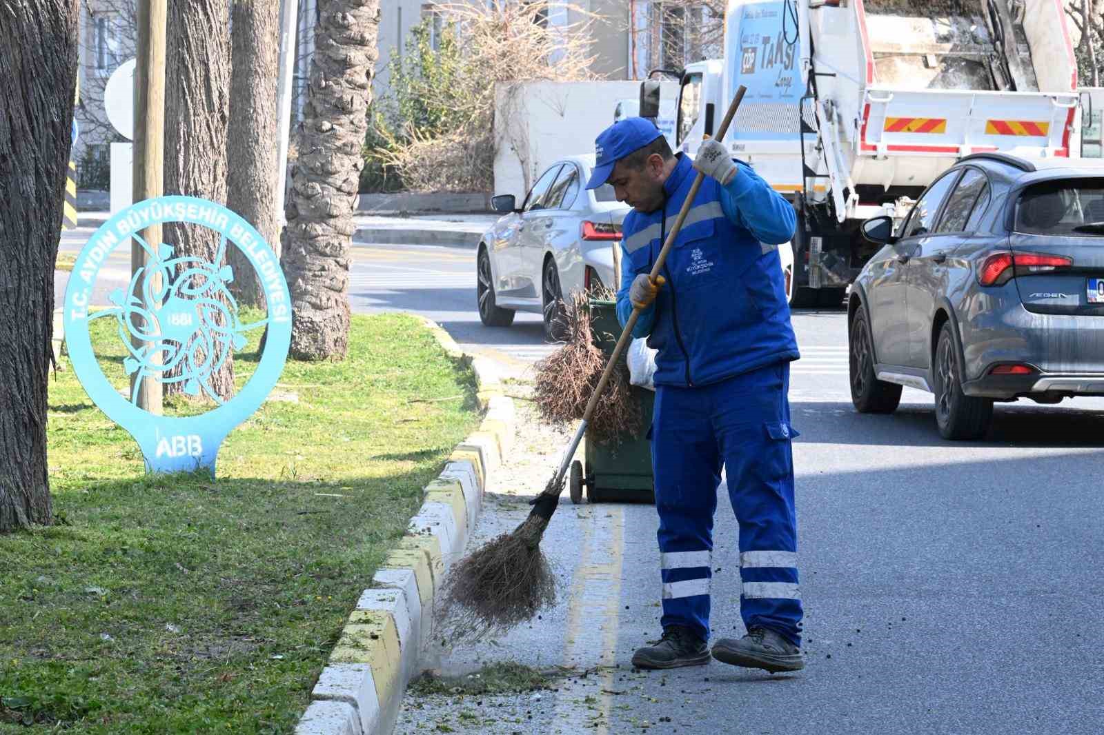 Aydın Büyükşehir’den bayram öncesi Kuşadası’nda çevre düzenlemesi
