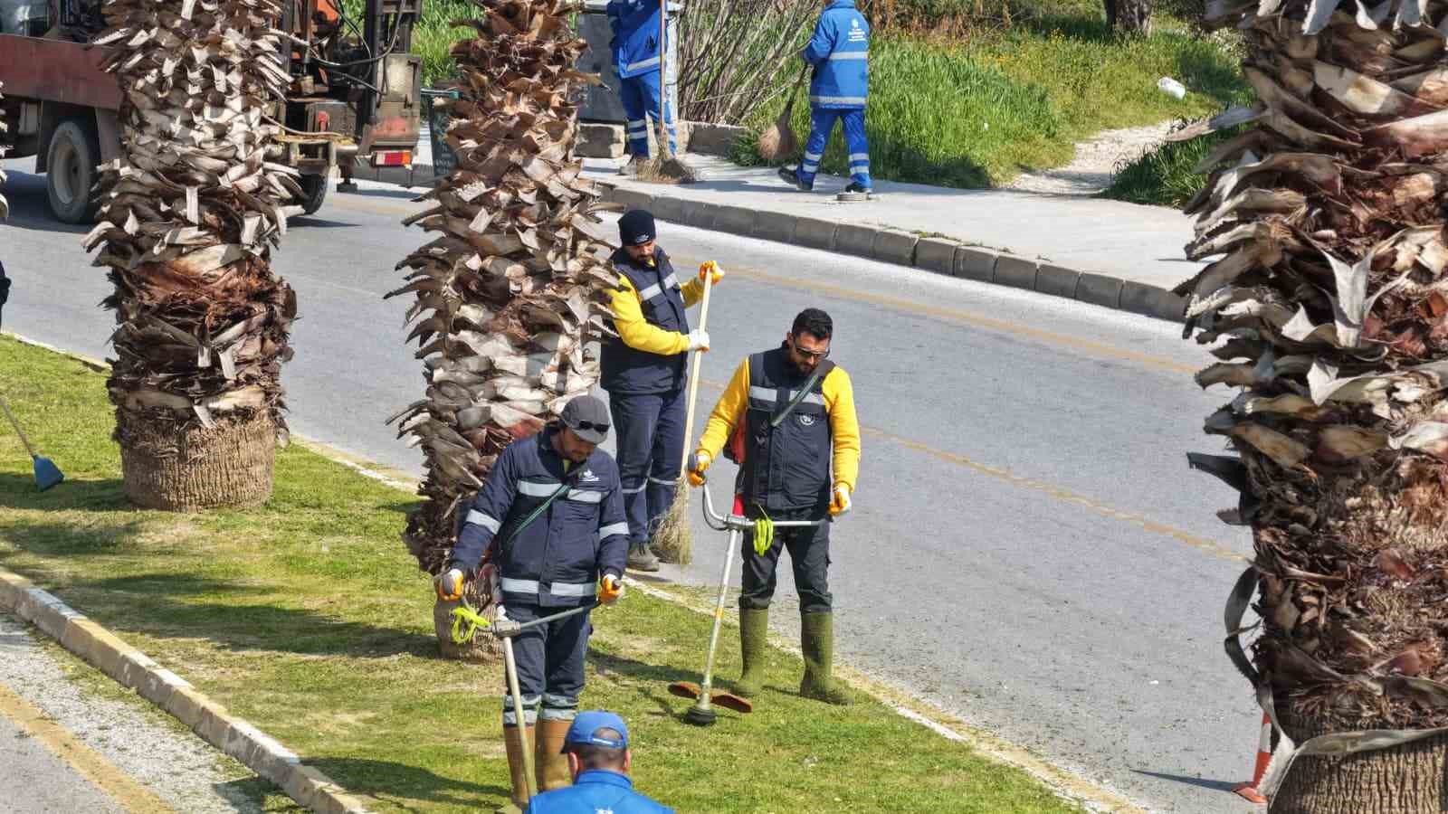 Aydın Büyükşehir’den bayram öncesi Kuşadası’nda çevre düzenlemesi
