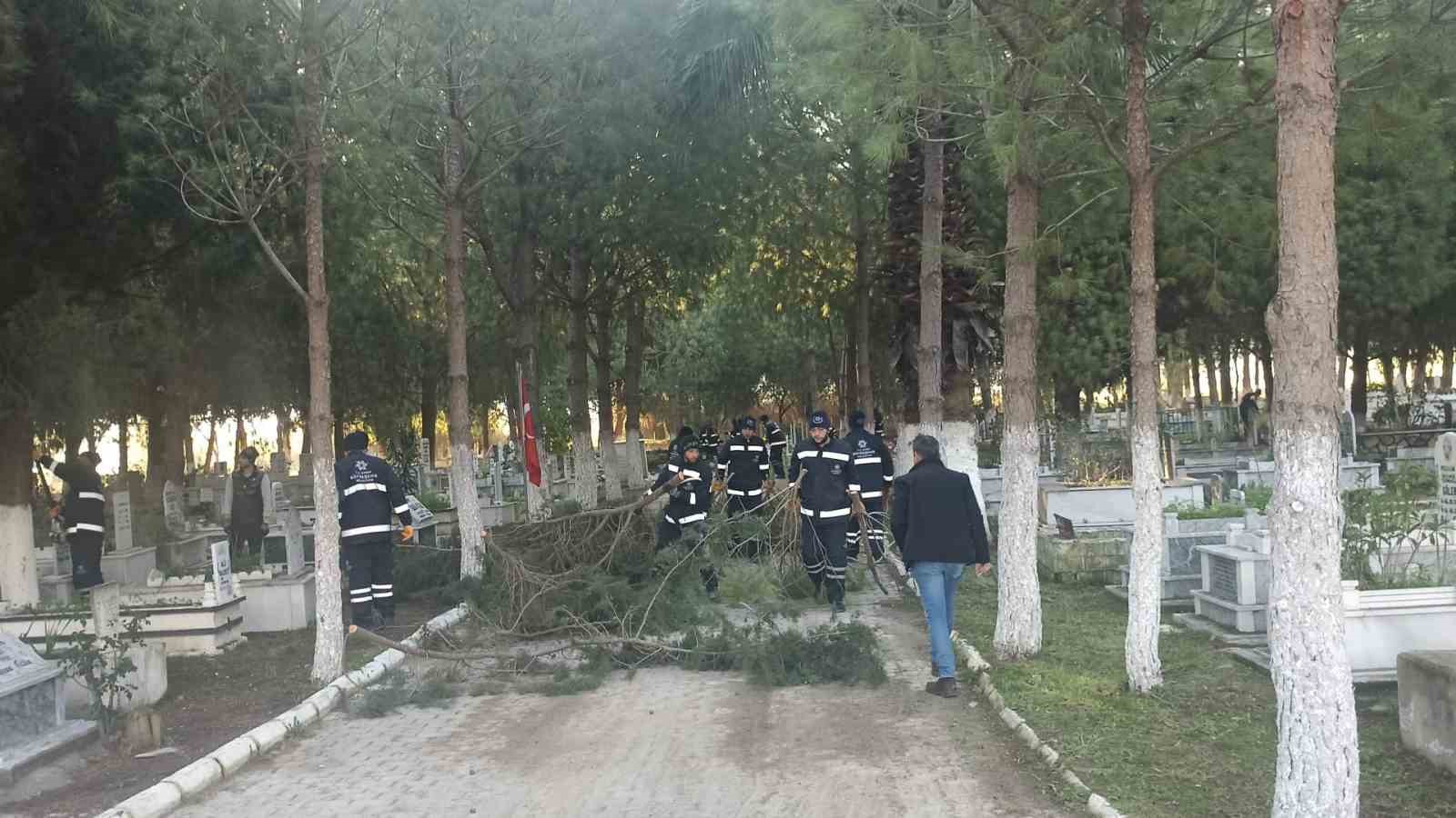 Aydın Büyükşehir’den mezarlıklarda Ramazan Bayramı öncesi temizlik çalışması
