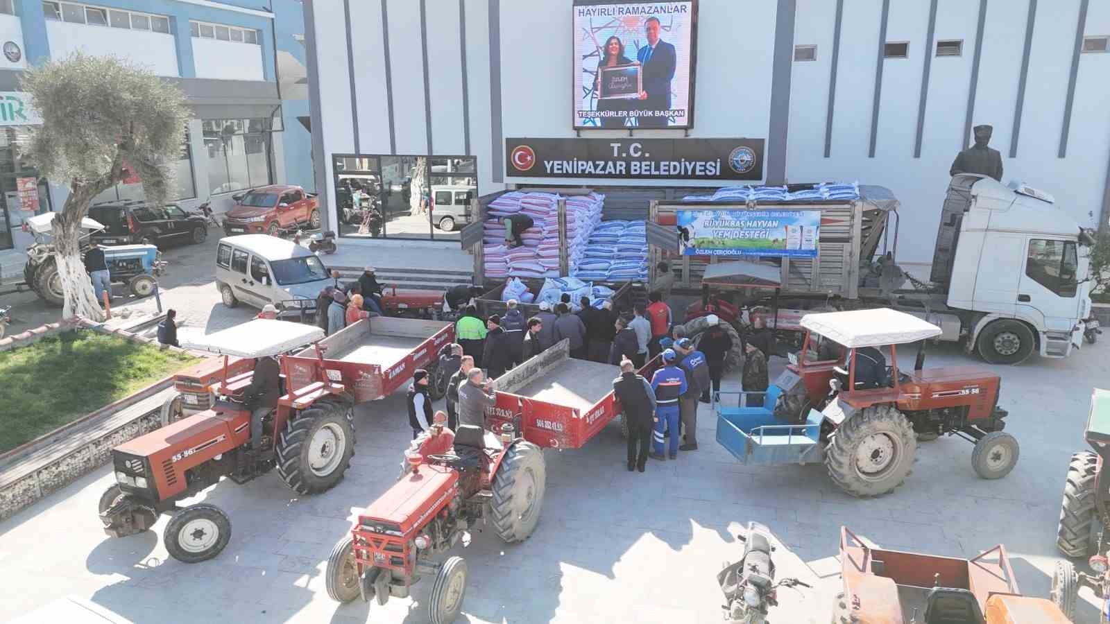 Aydın Büyükşehir’den Yenipazarlı üreticilere yem desteği
