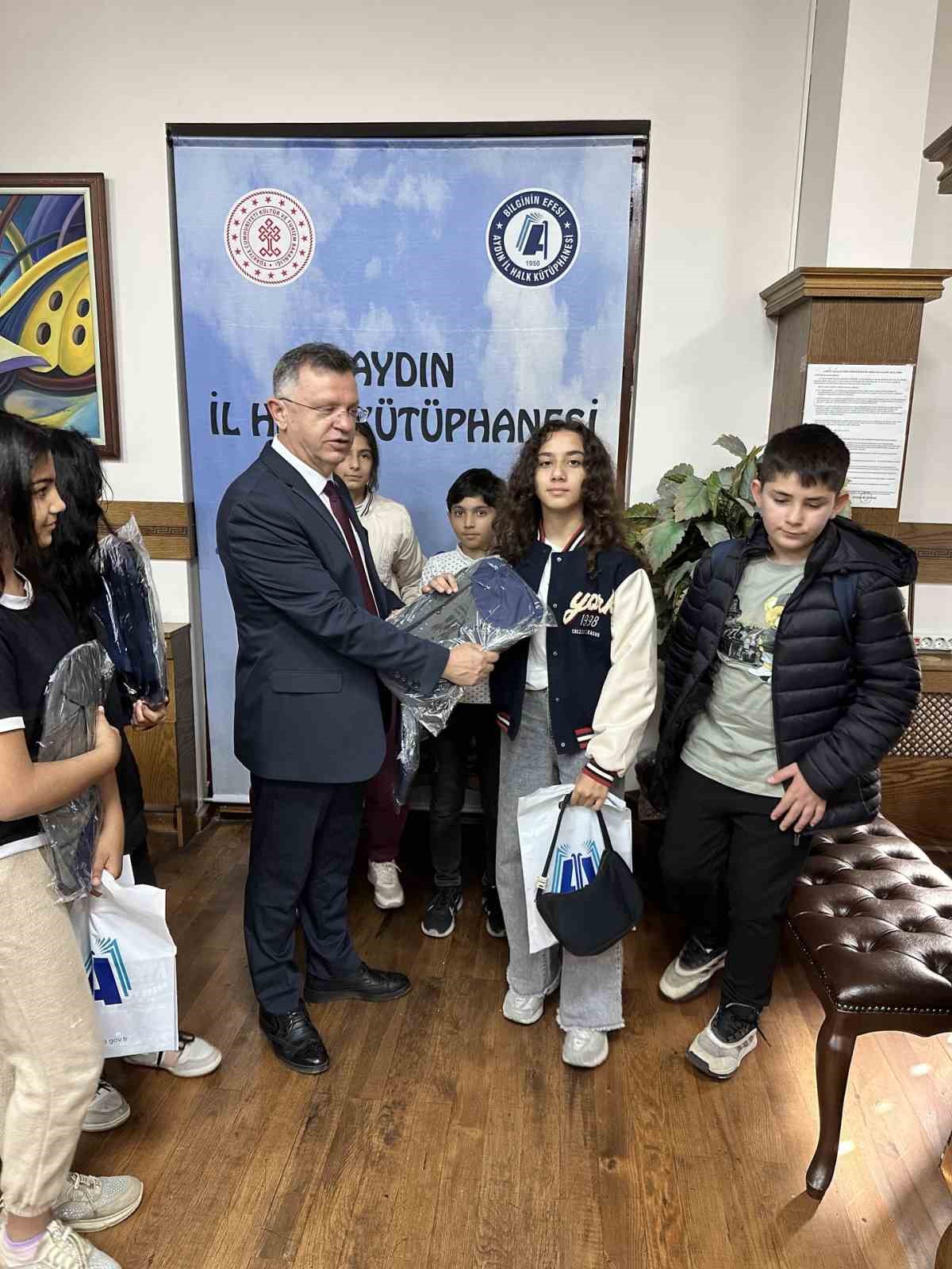 Aydın İl Halk Kütüphanesi’nden öğrencilere çanta hediyesi

