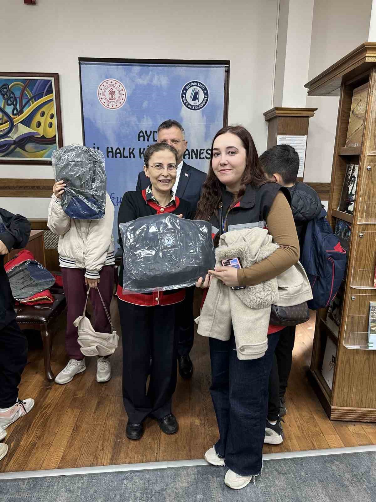 Aydın İl Halk Kütüphanesi’nden öğrencilere çanta hediyesi
