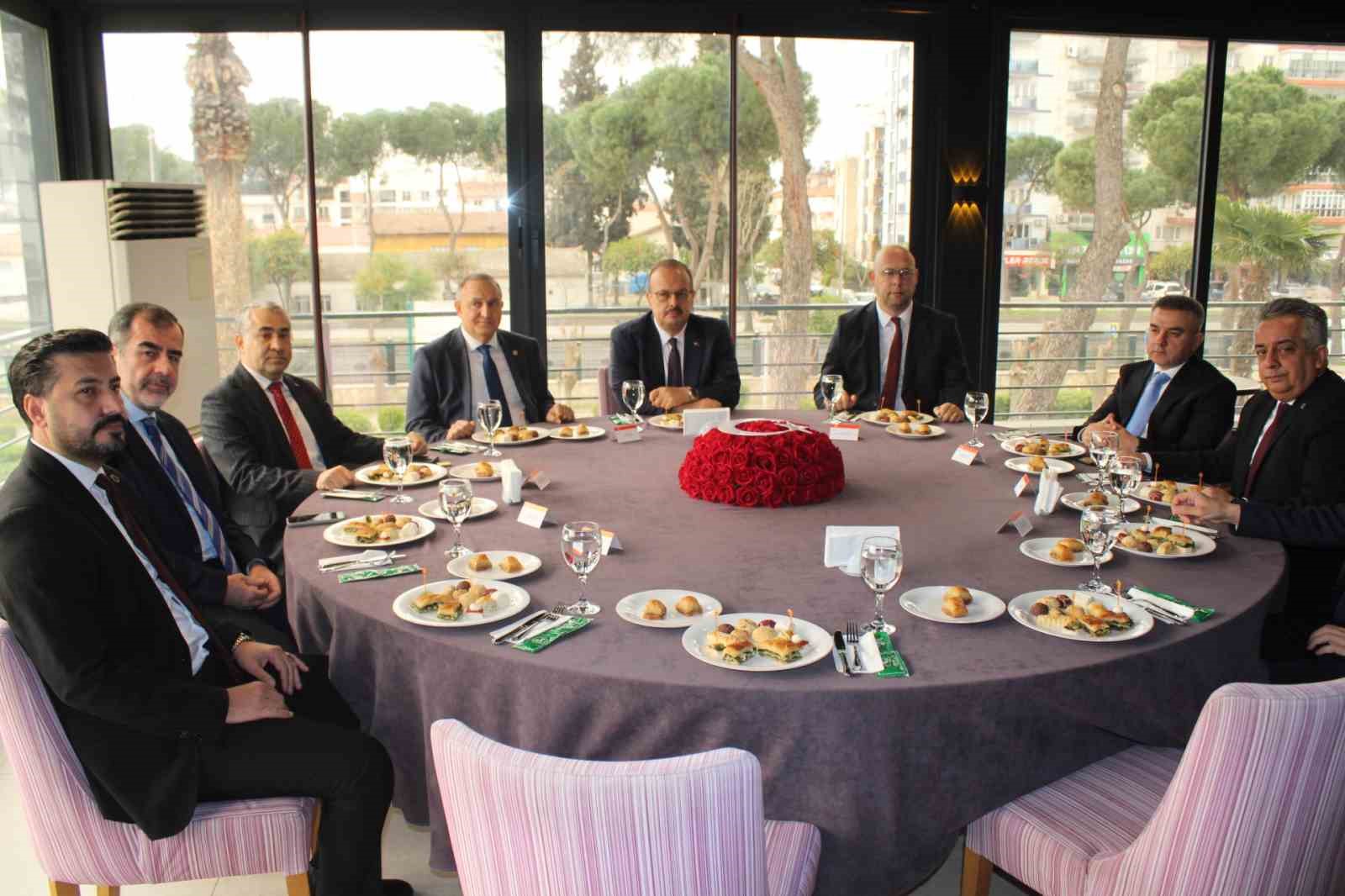 Aydın protokolü bayramlaştı
Aydın protokolü bayramlaştı