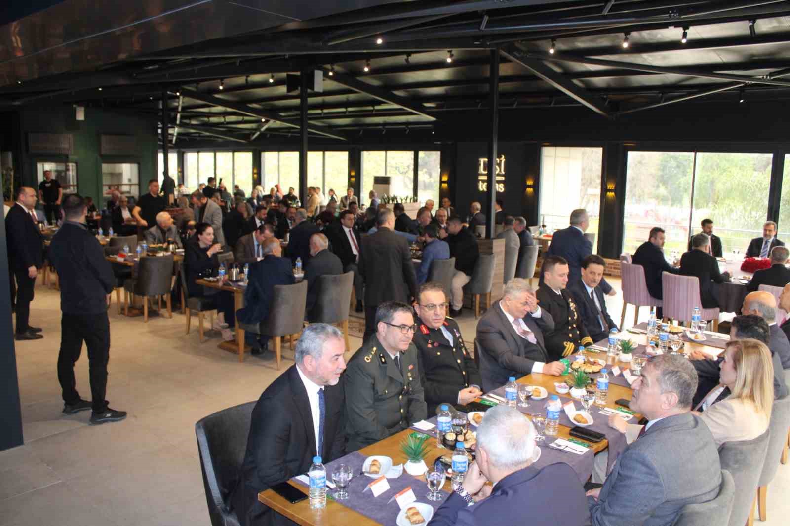 Aydın protokolü bayramlaştı
Aydın protokolü bayramlaştı