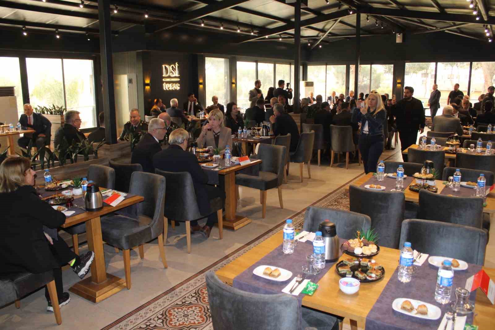 Aydın protokolü bayramlaştı
Aydın protokolü bayramlaştı