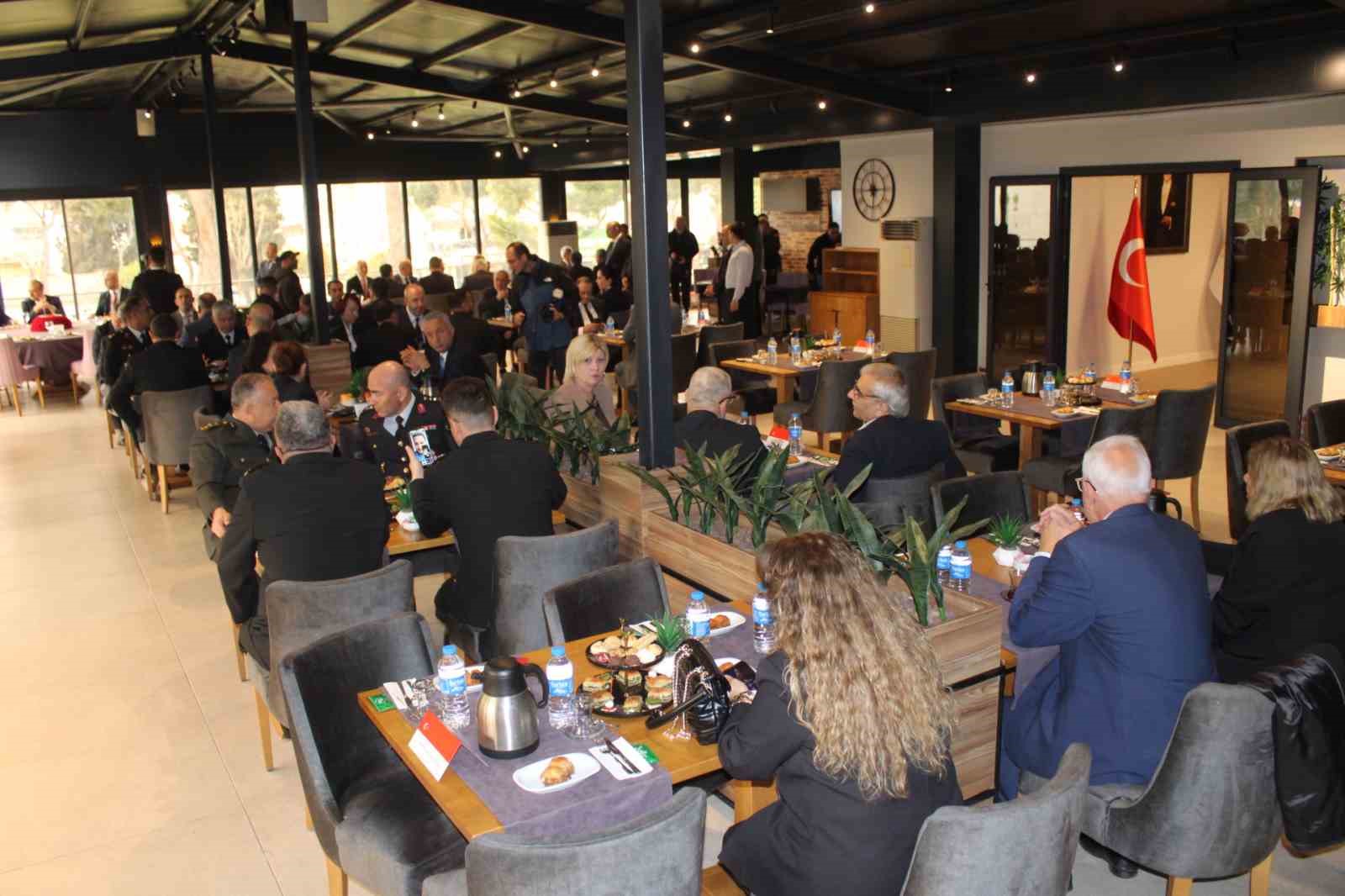 Aydın protokolü bayramlaştı
Aydın protokolü bayramlaştı