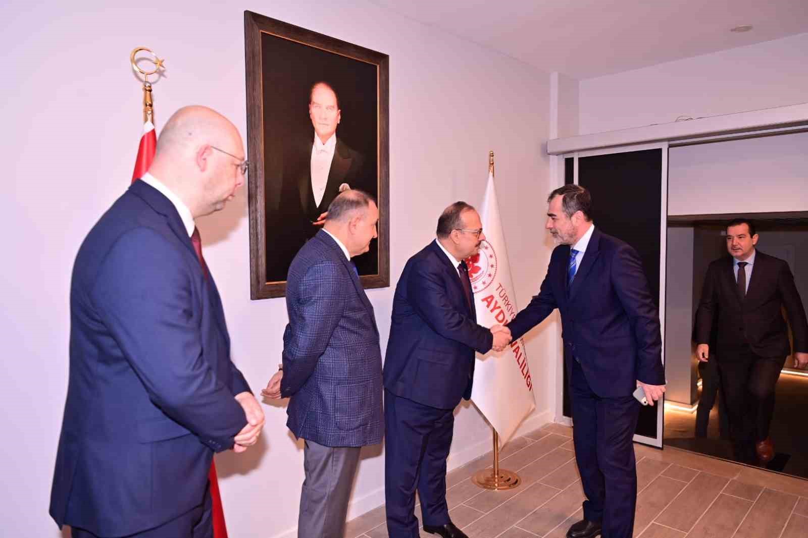 Aydın protokolü bayramlaştı
Aydın protokolü bayramlaştı