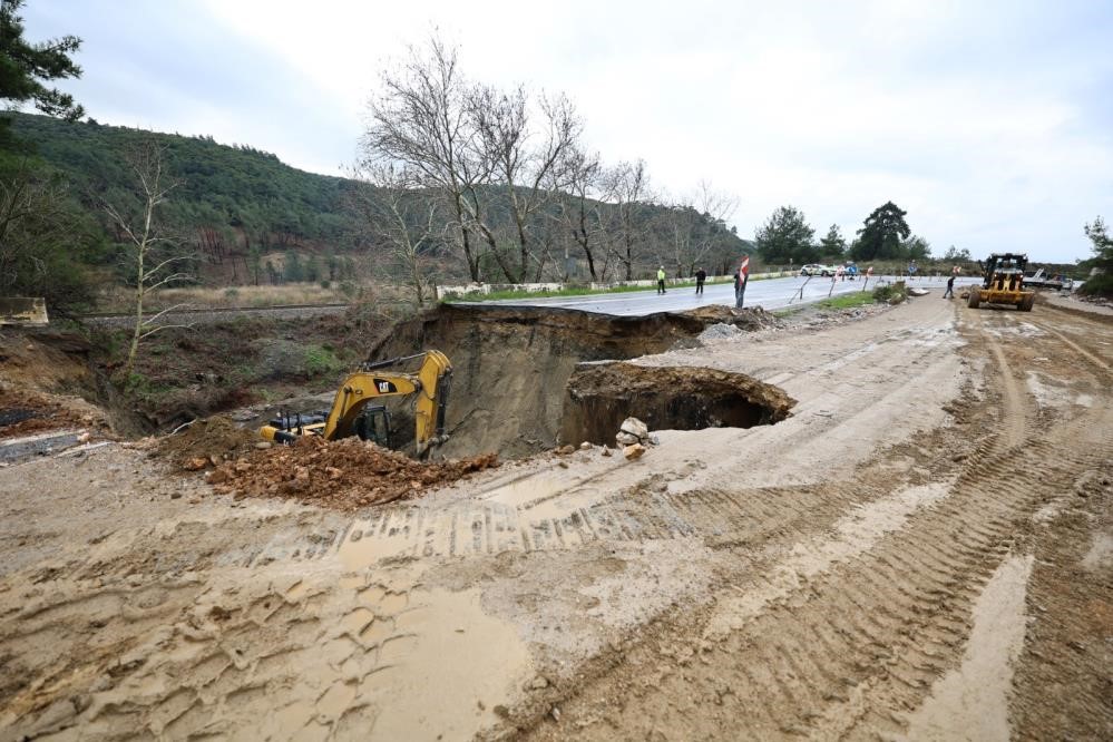 Aydın sınırında çöken yol ulaşıma kapandı
