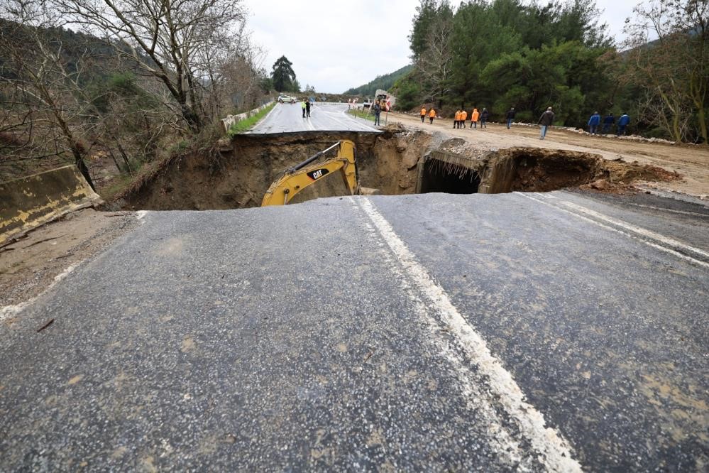 Aydın sınırında çöken yol ulaşıma kapandı
