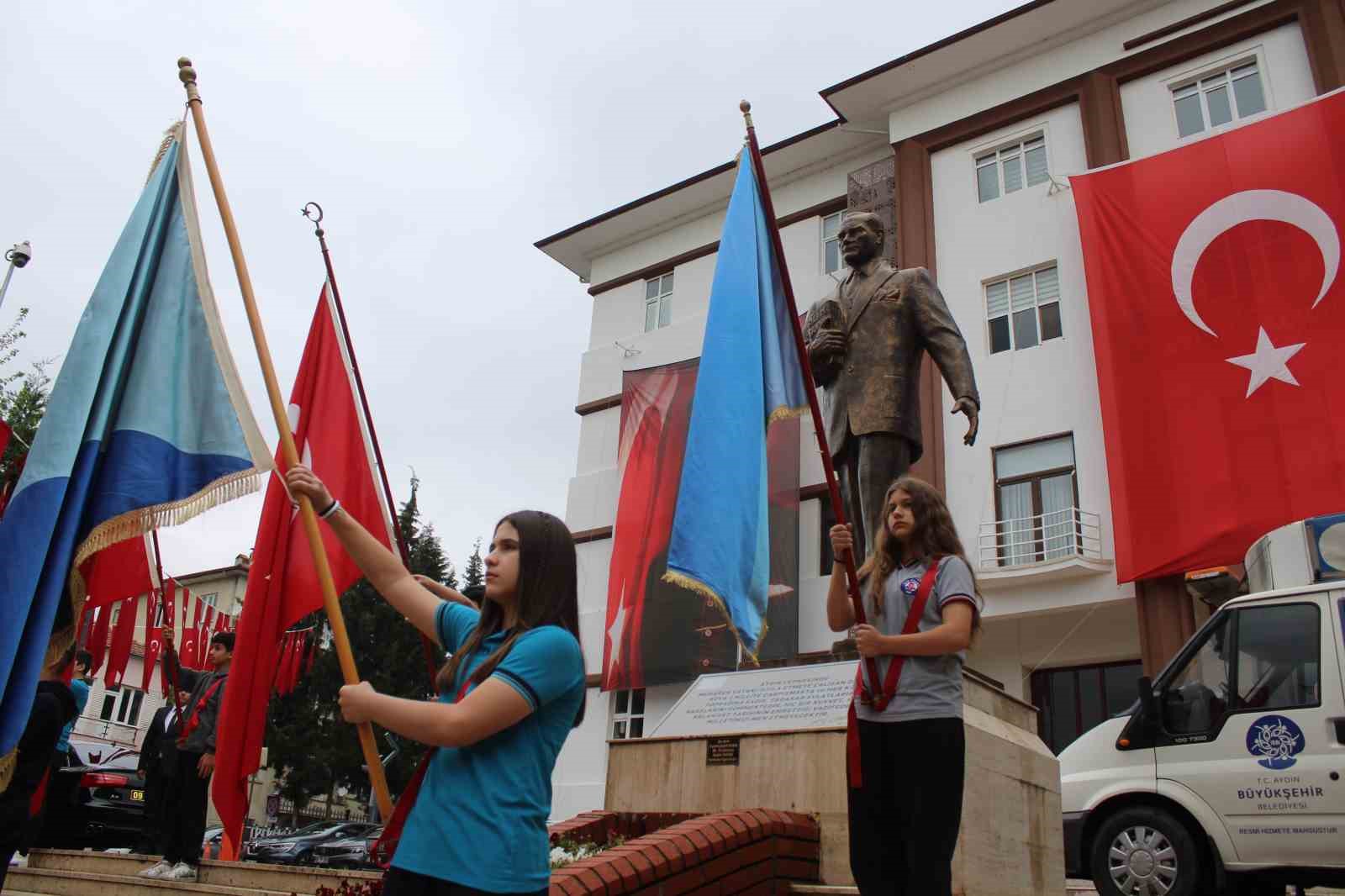 Aydın’da 23 Nisan kutlamaları çelenk sunumuyla başladı
