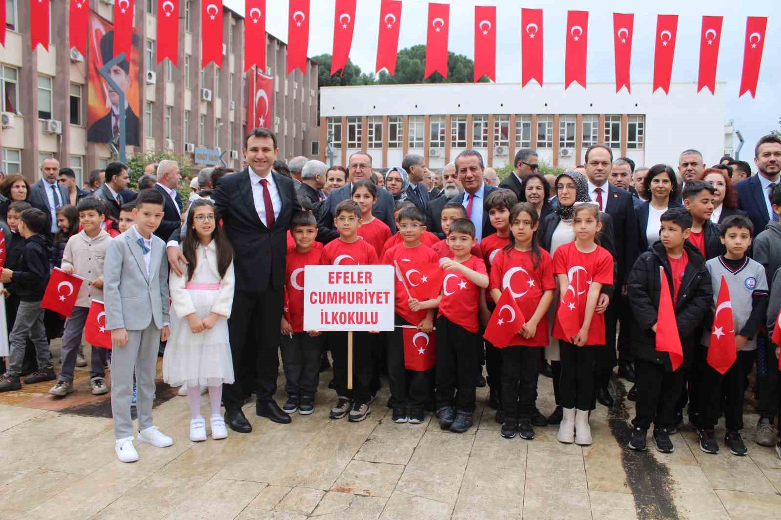 Aydın’da 23 Nisan kutlamaları çelenk sunumuyla başladı
