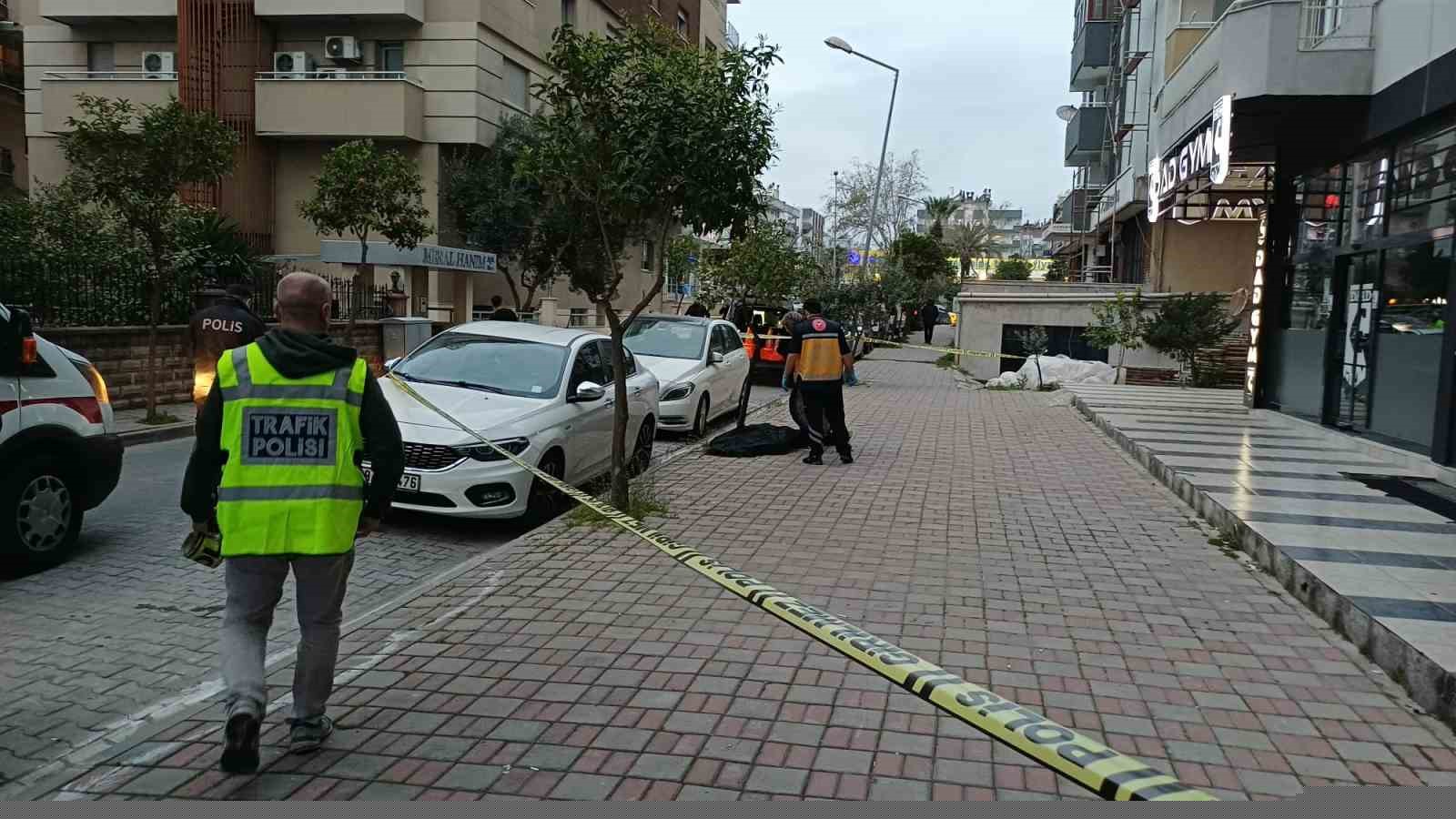 Aydın’da 4 kattan zemine düşen 16 yaşındaki kız çocuğu hayatını kaybetti

