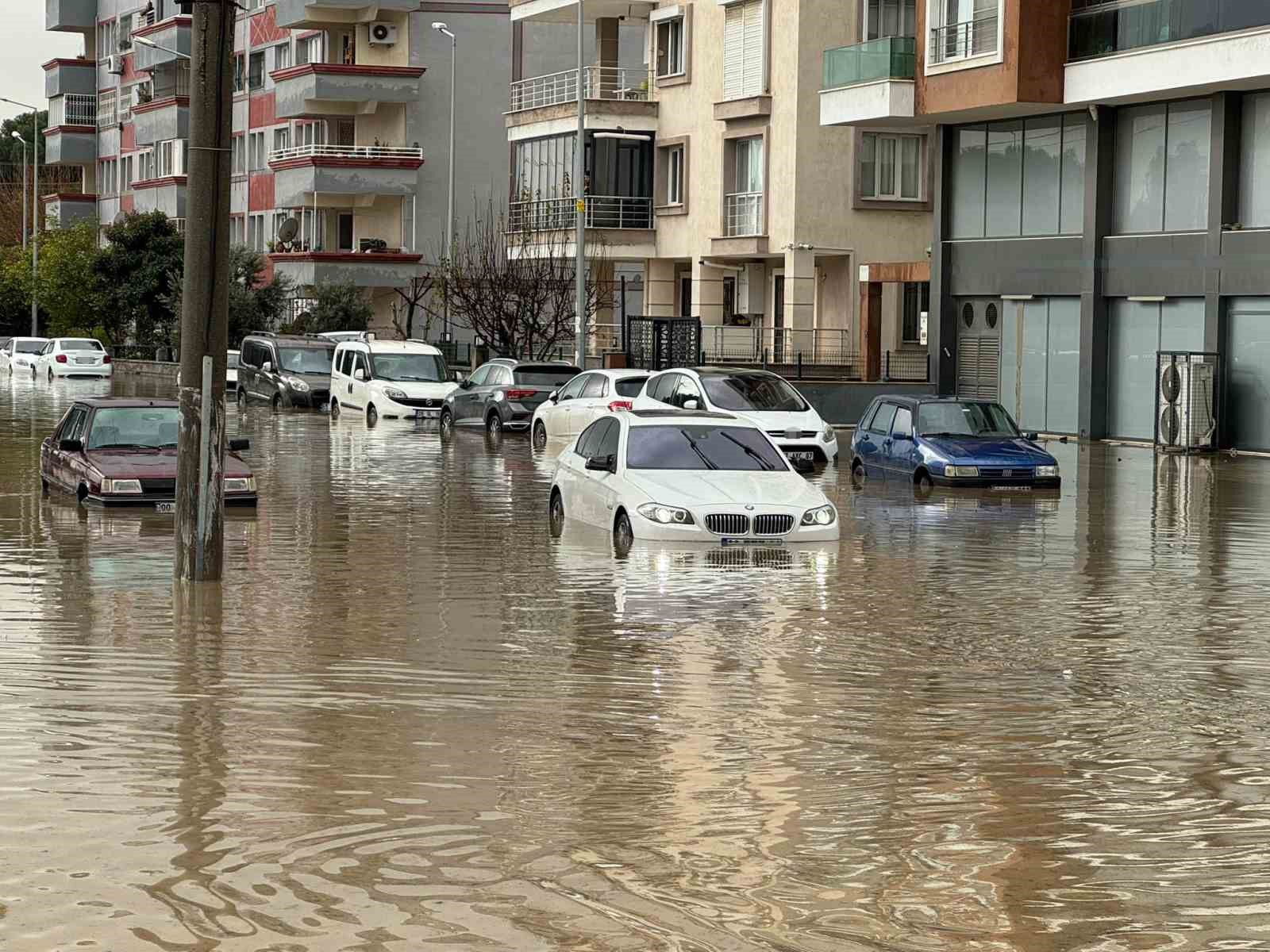 Aydın’da dereler taştı, sokaklar göle döndü
