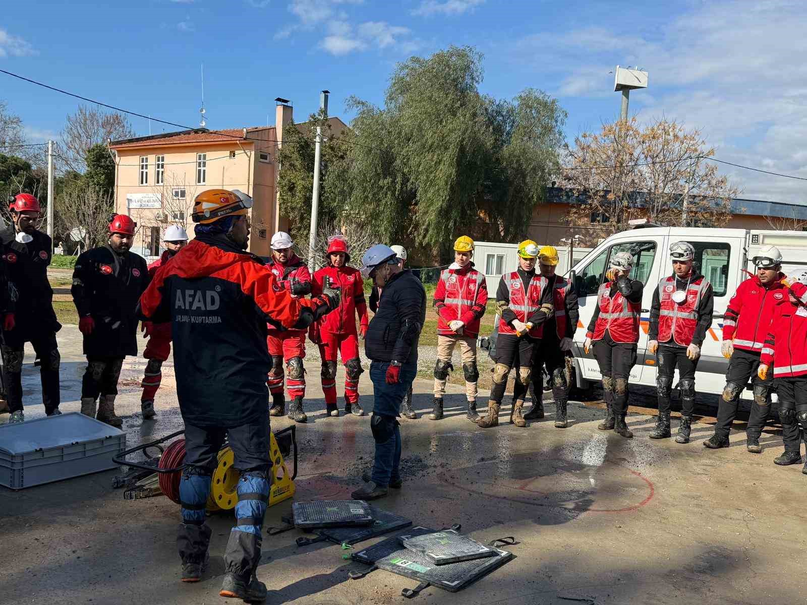 Aydın’da enkazda arama kurtarma eğitimleri sürüyor
