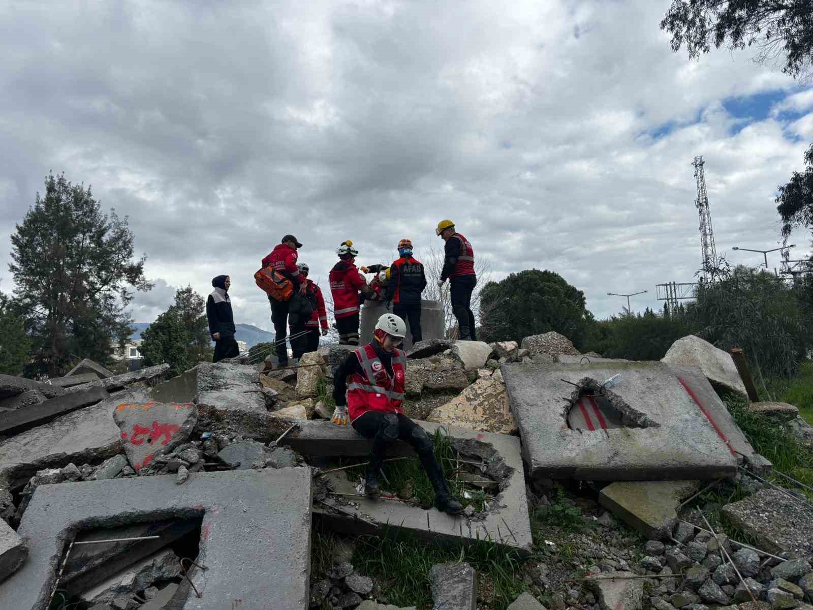 Aydın’da enkazda arama kurtarma eğitimleri sürüyor
