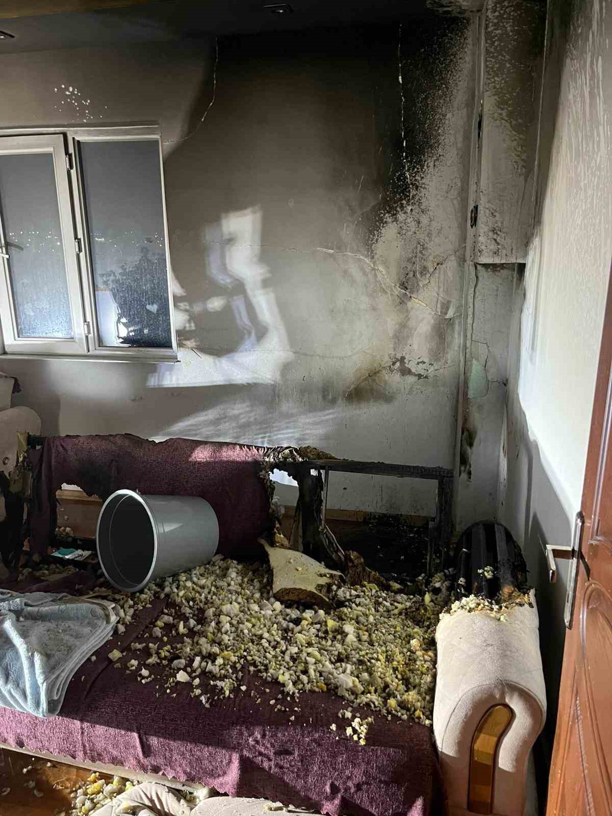 Aydın’da ev yangını: 2 kişi dumandan etkilendi
