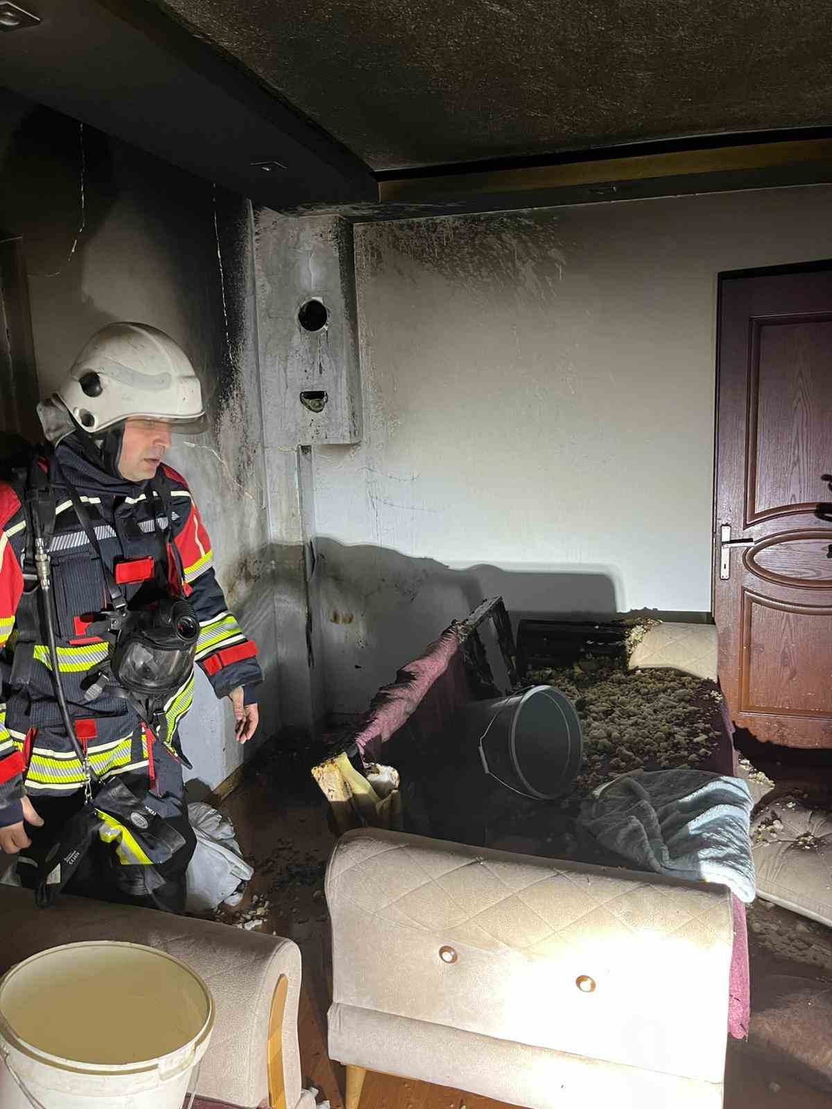 Aydın’da ev yangını: 2 kişi dumandan etkilendi
