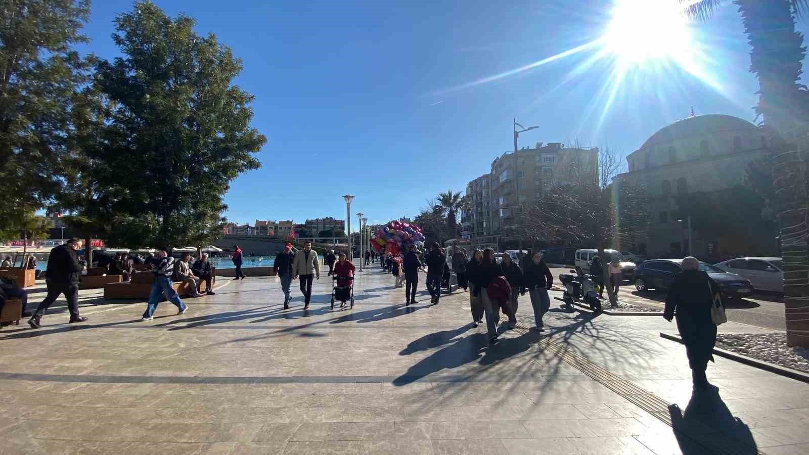 Aydın’da güneş yüzünü gösterdi, çarşıya bahar havası geldi
