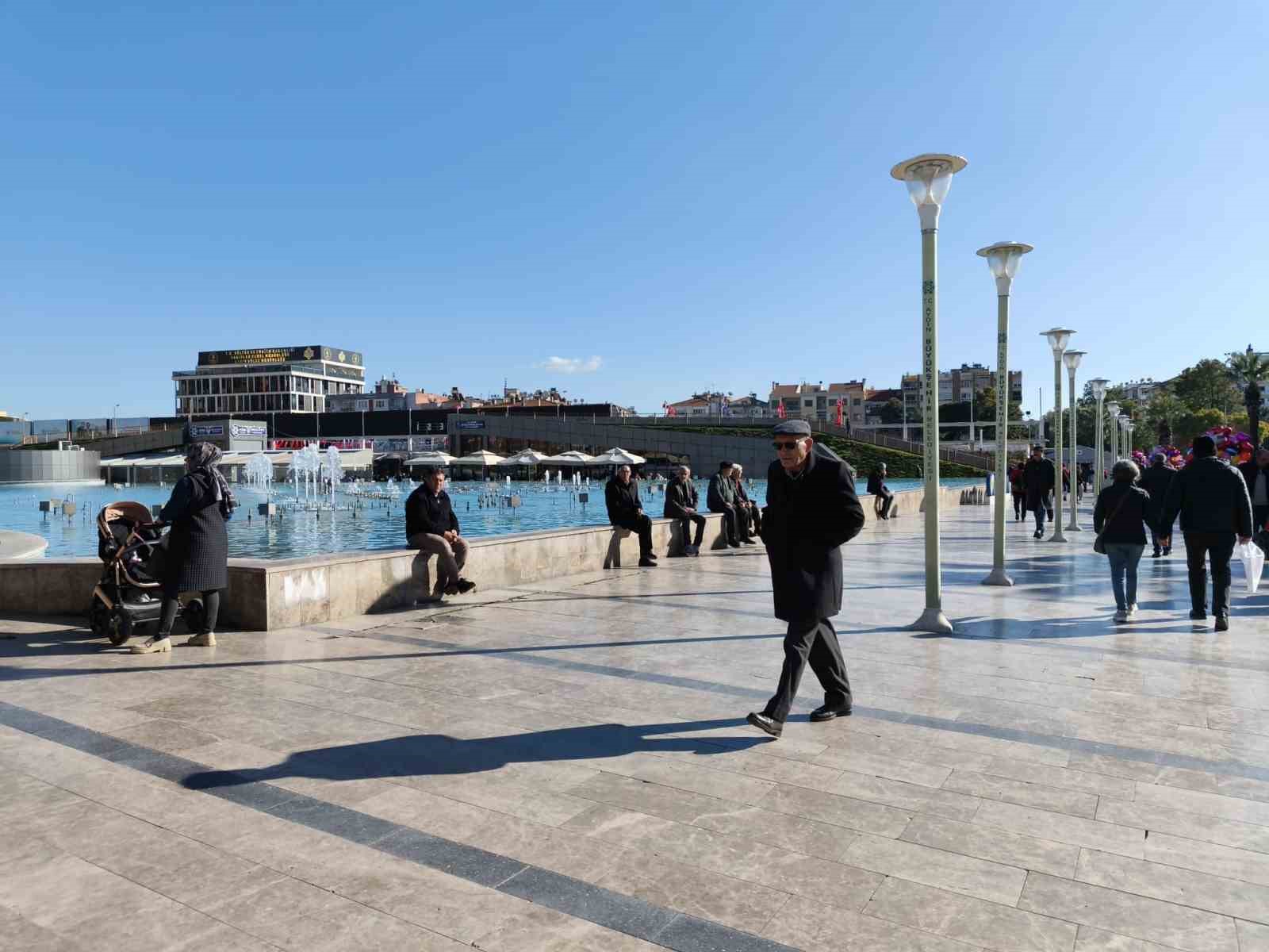 Aydın’da güneş yüzünü gösterdi, çarşıya bahar havası geldi
