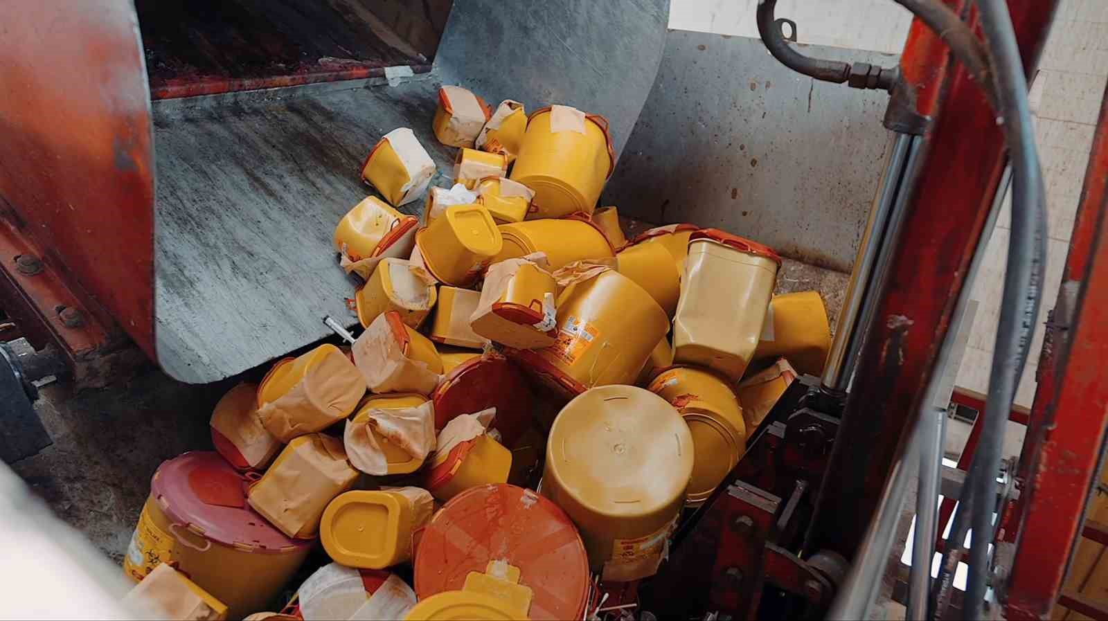 Aydın’da her gün 4 ton tıbbi atık sessizce bertaraf ediliyor
Aydın’da her gün 4 ton tıbbi atık sessizce bertaraf ediliyor