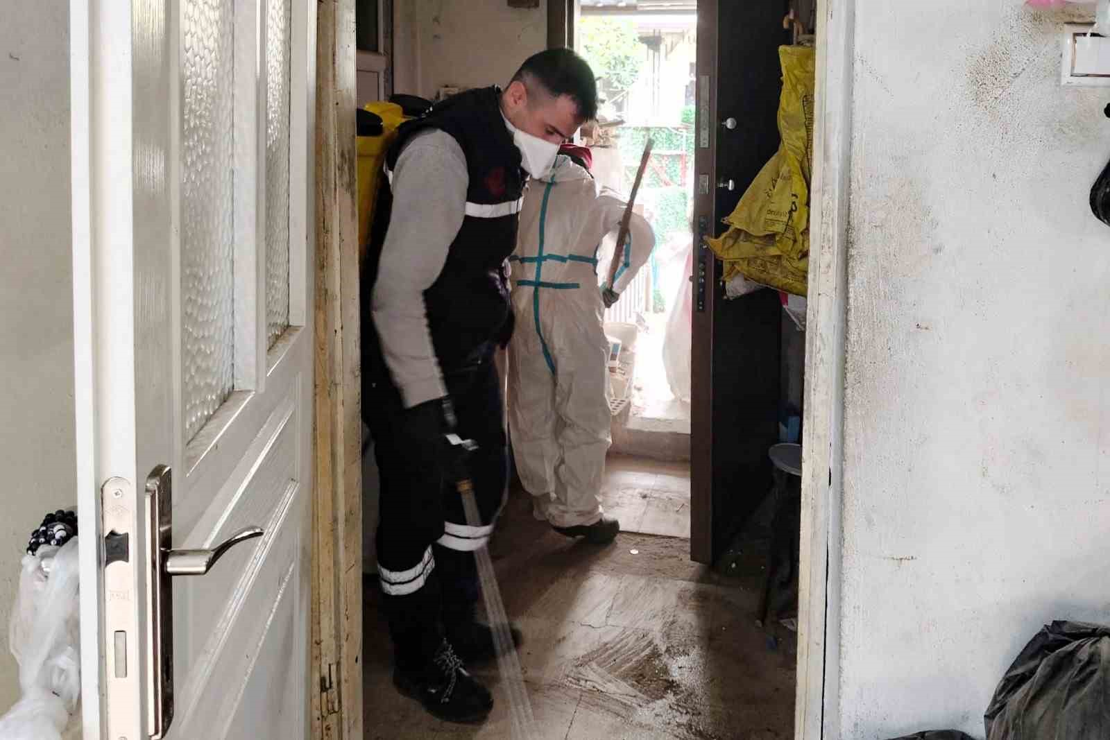 Aydın’da iki çöp evden 13 kamyon çöp çıktı
