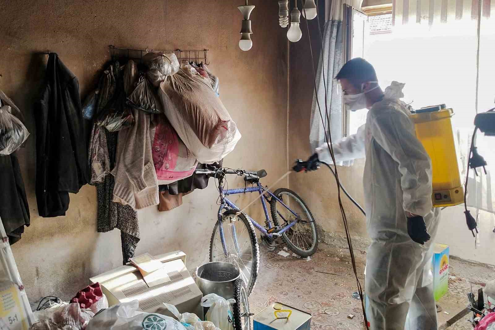 Aydın’da iki çöp evden 13 kamyon çöp çıktı
