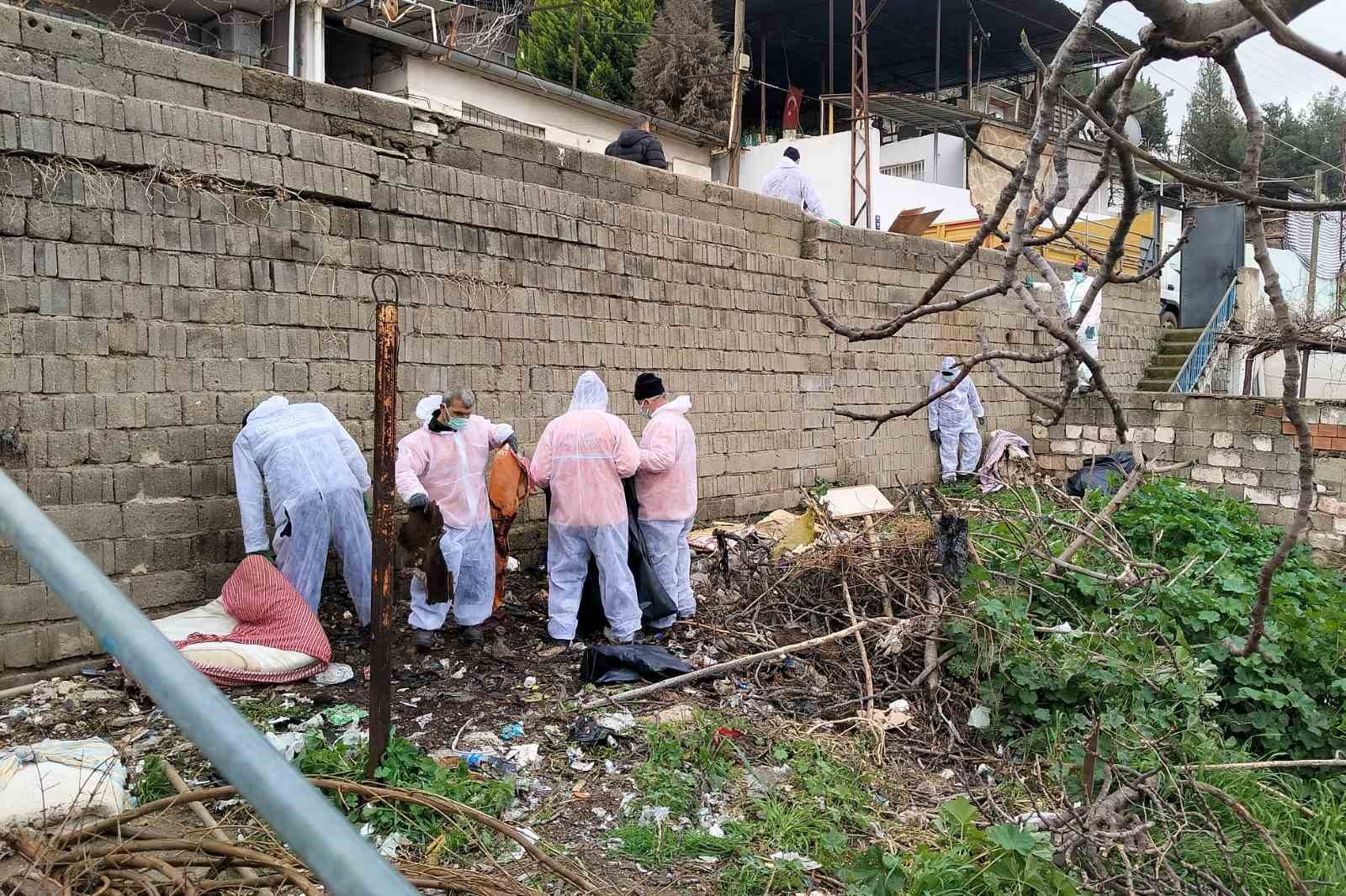 Aydın’da iki çöp evden 13 kamyon çöp çıktı
