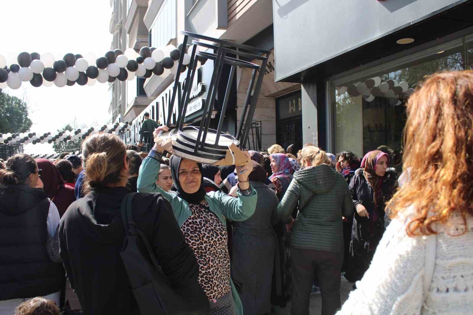 Aydın’da ’indirimli eşya’ izdihamı: Ezilen ve bayılan vatandaşlar hastaneye kaldırıldı
