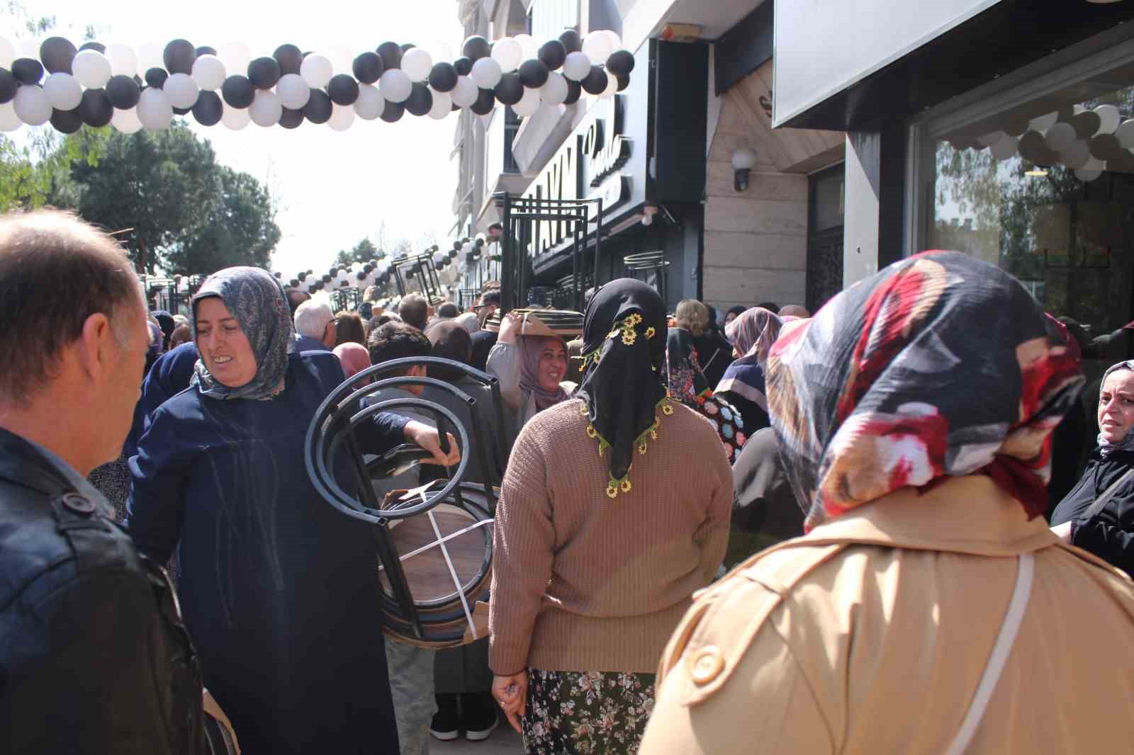 Aydın’da ’indirimli eşya’ izdihamı: Ezilen ve bayılan vatandaşlar hastaneye kaldırıldı
