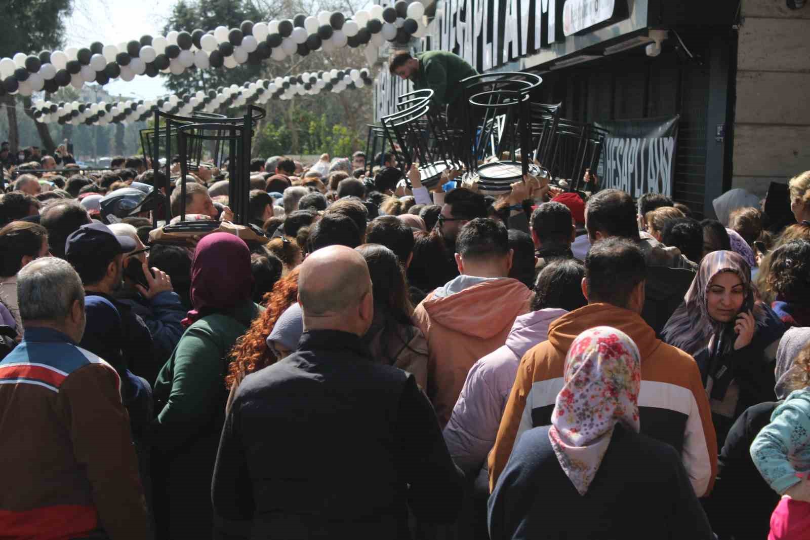 Aydın’da ’indirimli eşya’ izdihamı: Ezilen ve bayılan vatandaşlar hastaneye kaldırıldı
