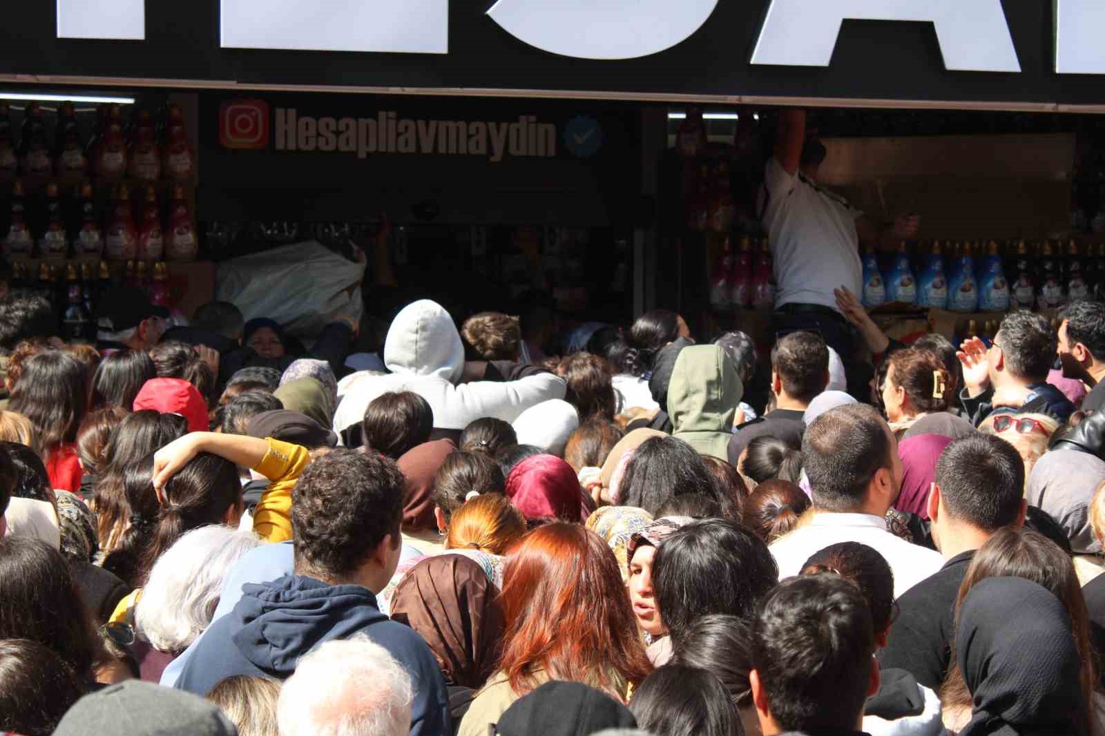Aydın’da ’indirimli eşya’ izdihamı: Ezilen ve bayılan vatandaşlar hastaneye kaldırıldı
