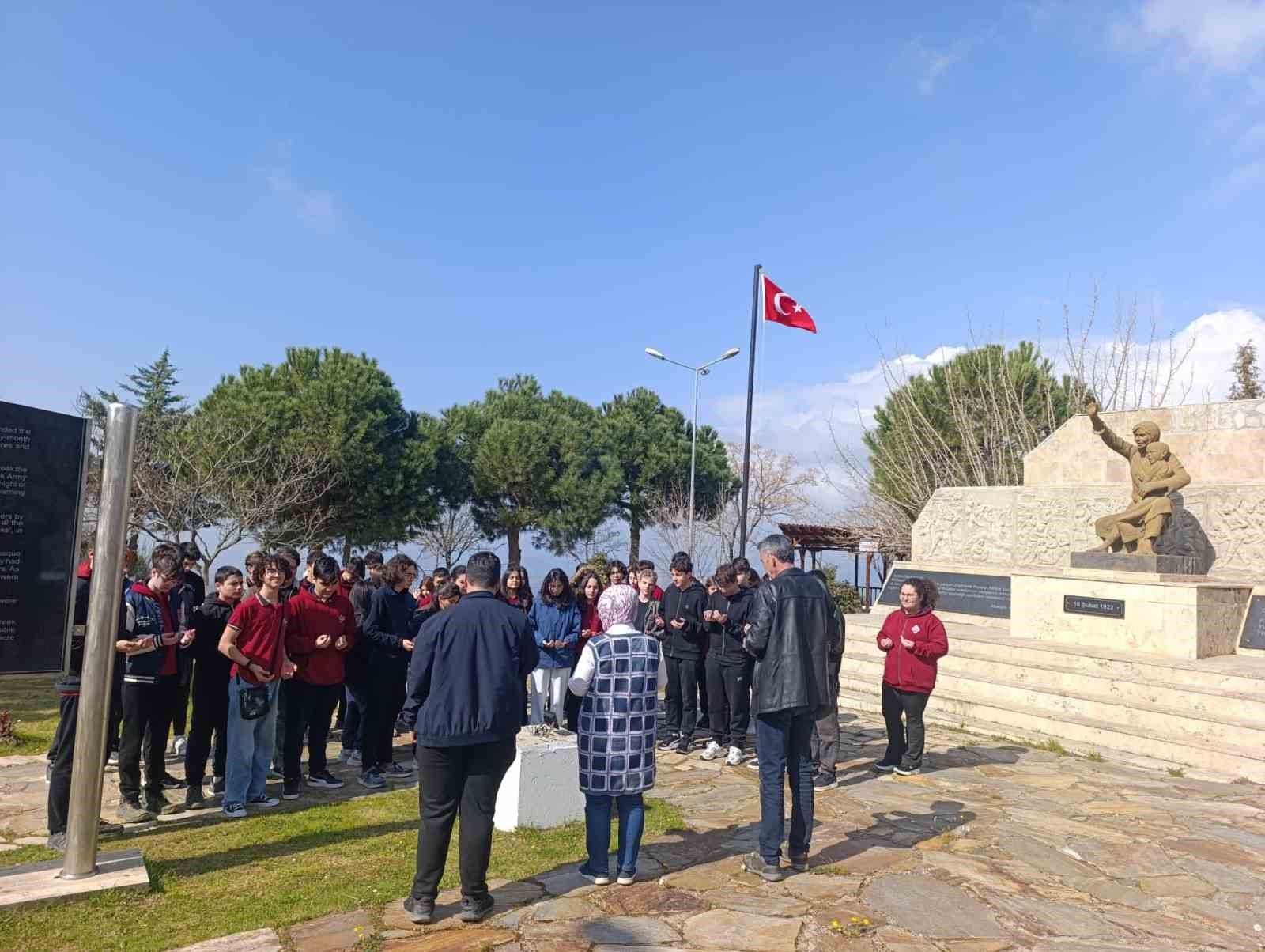 Aydın’da öğrenciler şehitleri andı
Aydın’da öğrenciler şehitleri andı