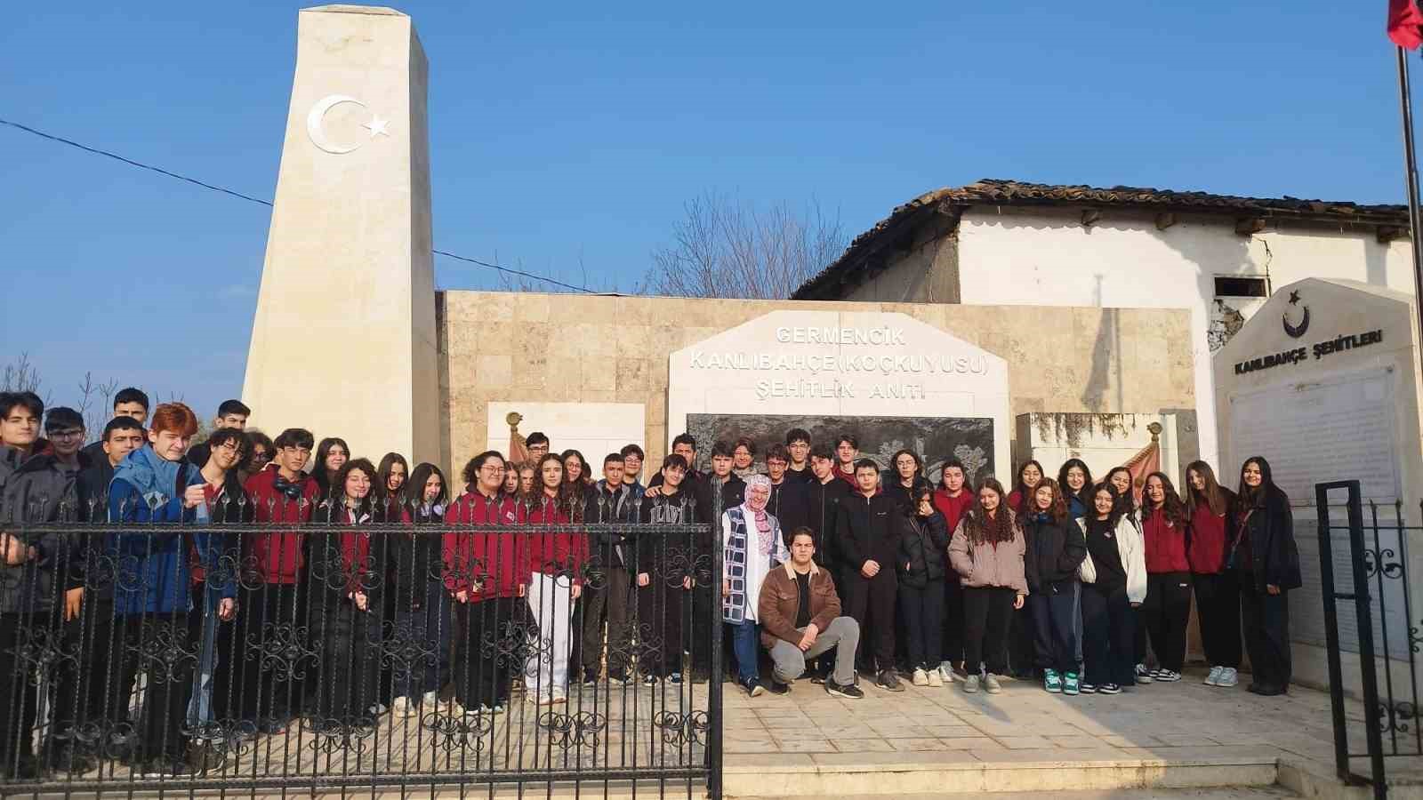 Aydın’da öğrenciler şehitleri andı
Aydın’da öğrenciler şehitleri andı