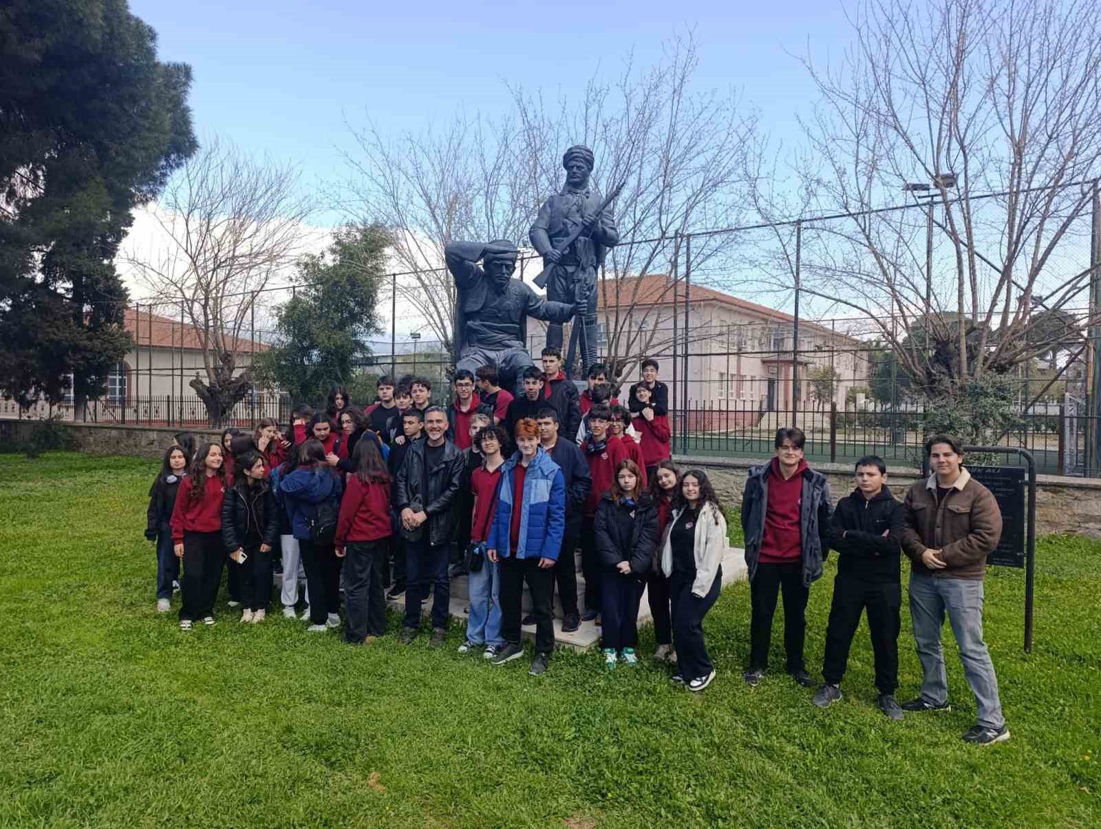 Aydın’da öğrenciler şehitleri andı
Aydın’da öğrenciler şehitleri andı