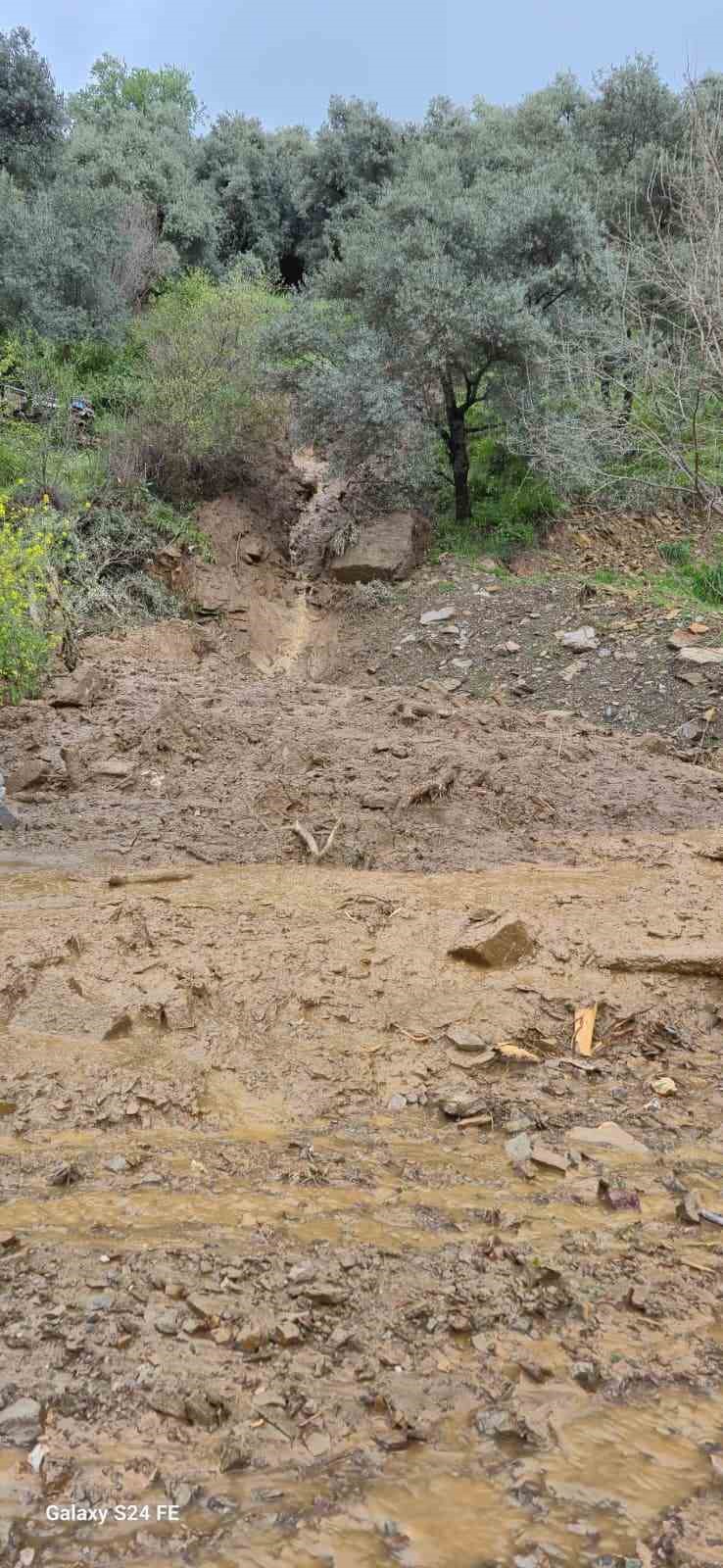 Aydın’da sağanak yağışlar sonrası dağlarda heyelan oluştu
