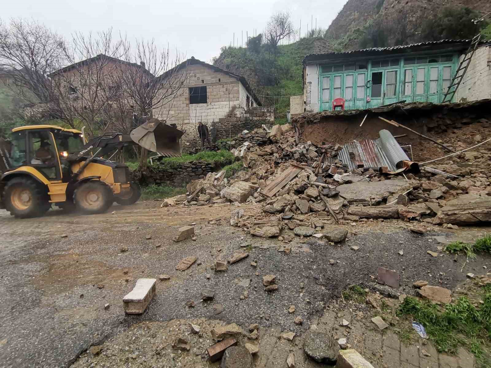 Aydın’da sağank yağışa karşı Büyükşehir ekiplerinden yoğun çalışma

