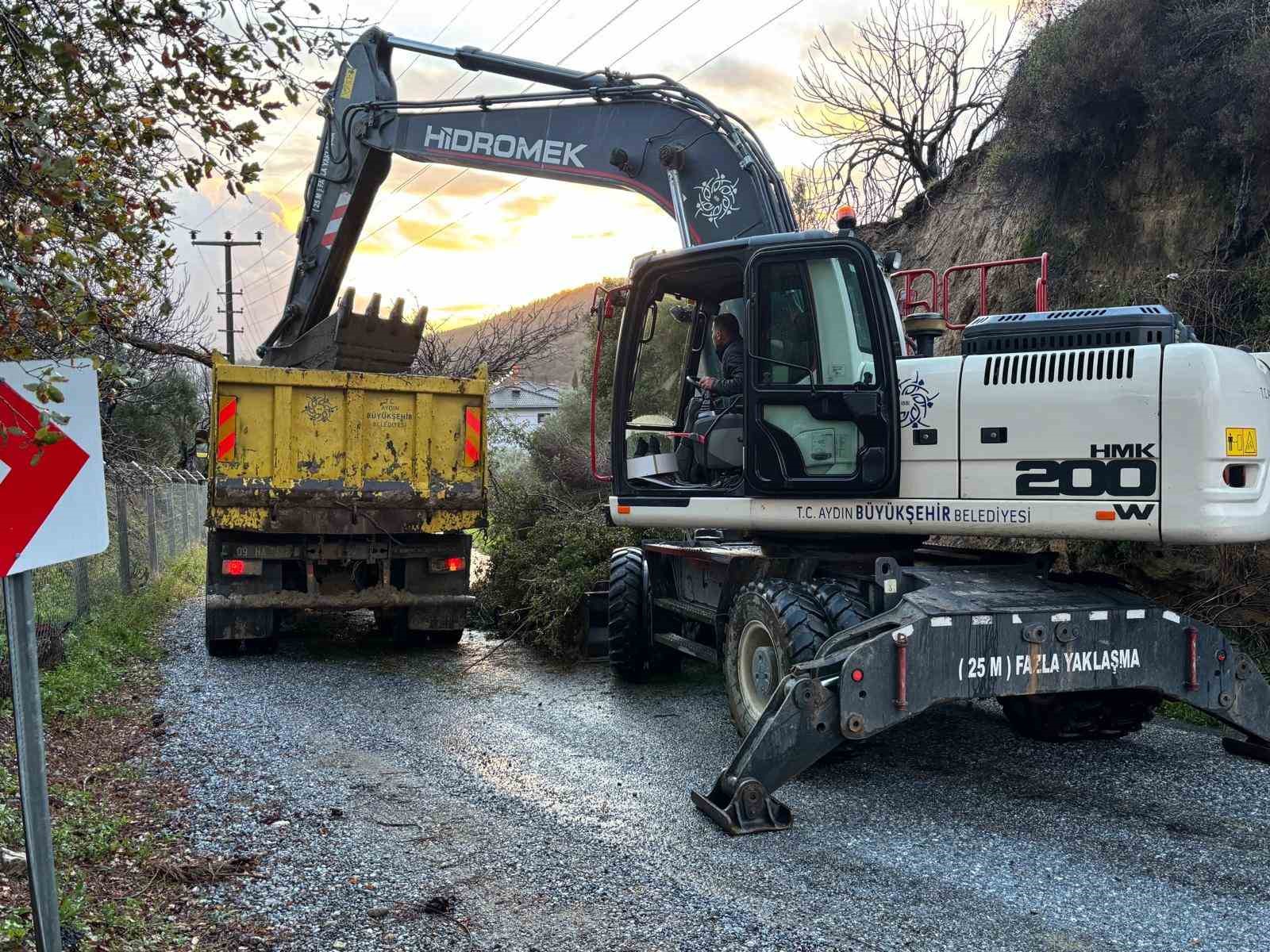 Aydın’da sağank yağışa karşı Büyükşehir ekiplerinden yoğun çalışma
