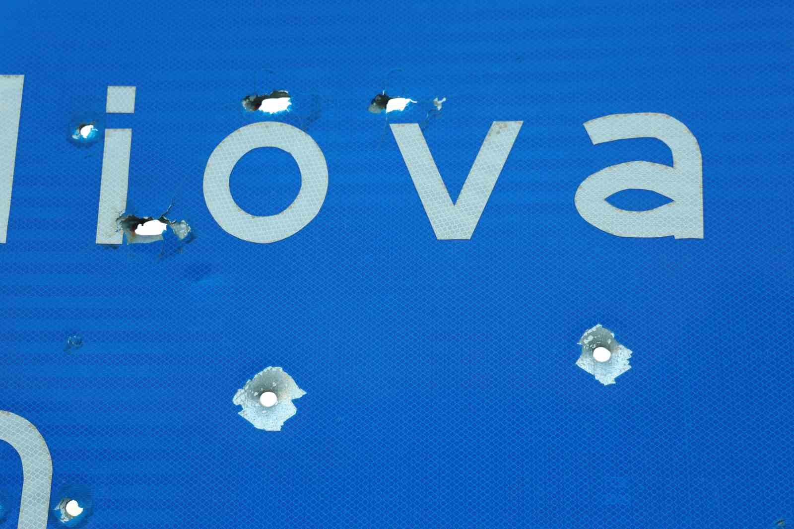 Aydın’da trafik levhaları kurşunların hedefi oldu
