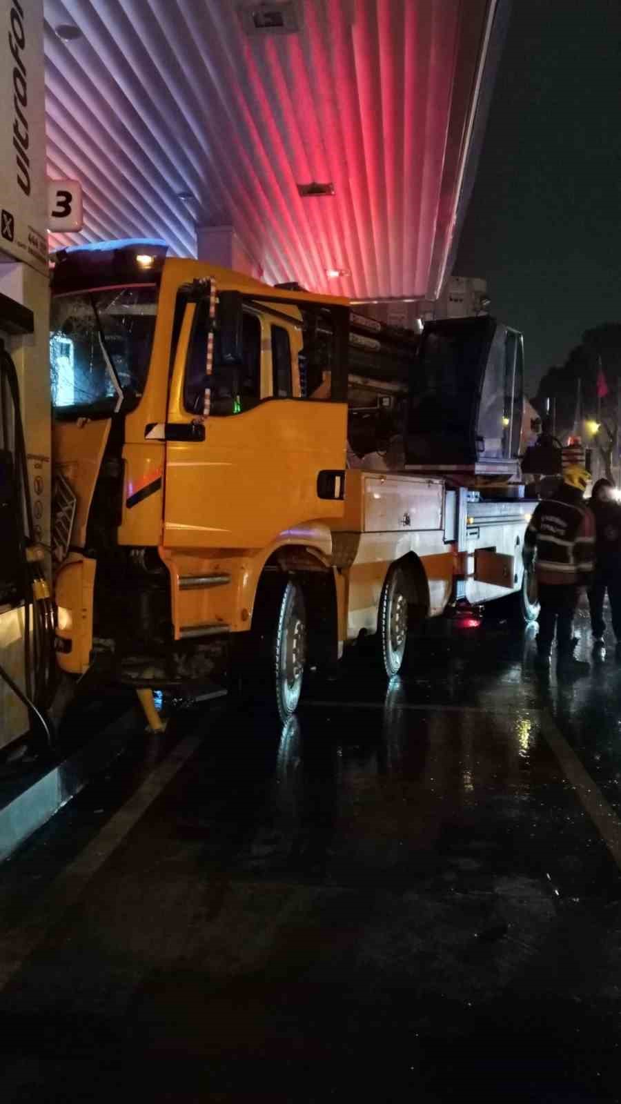 Aydın’da vinç akaryakıt istasyonuna daldı
