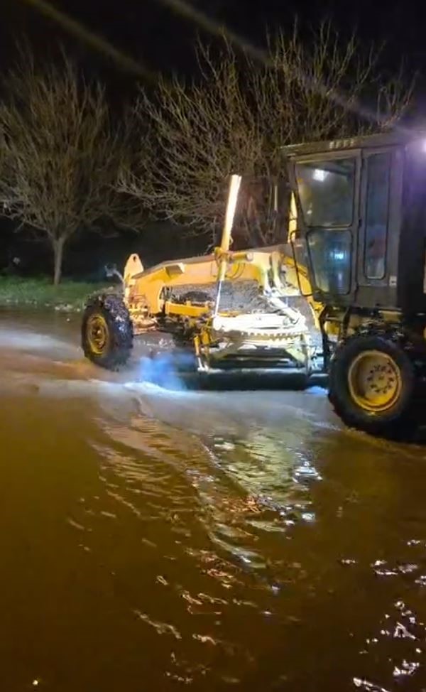 Aydın’ı sağanak vurdu: Söke ve Kuşadası yollarında ulaşım durdu
