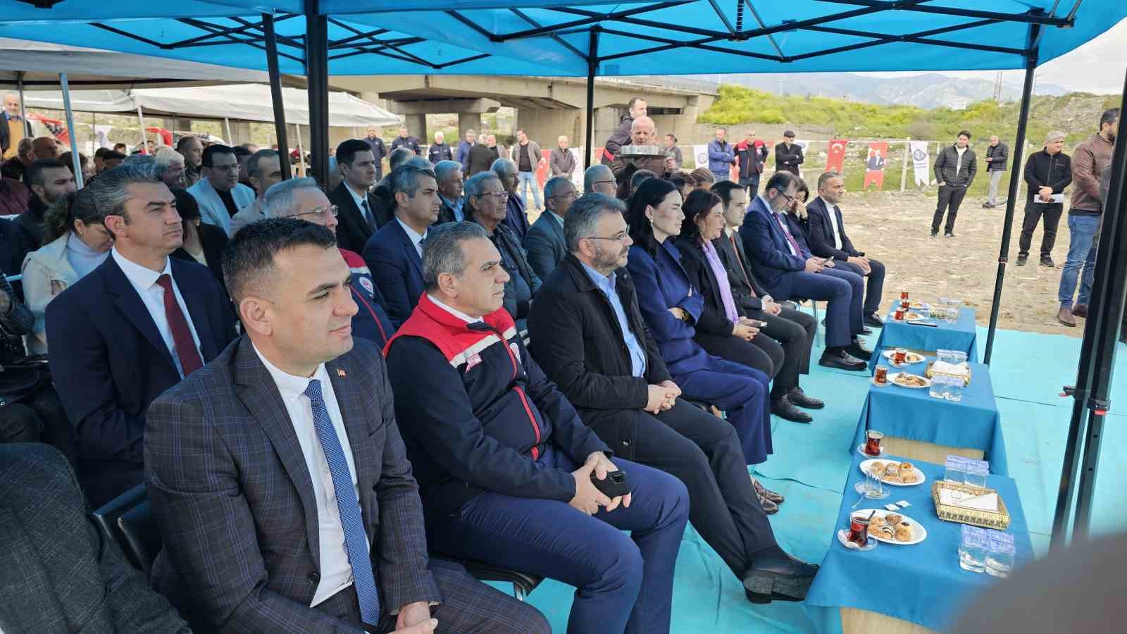 Aydın’ın ilek bahçeleri törenle hizmete açıldı
Aydın’ın ilek bahçeleri törenle hizmete açıldı