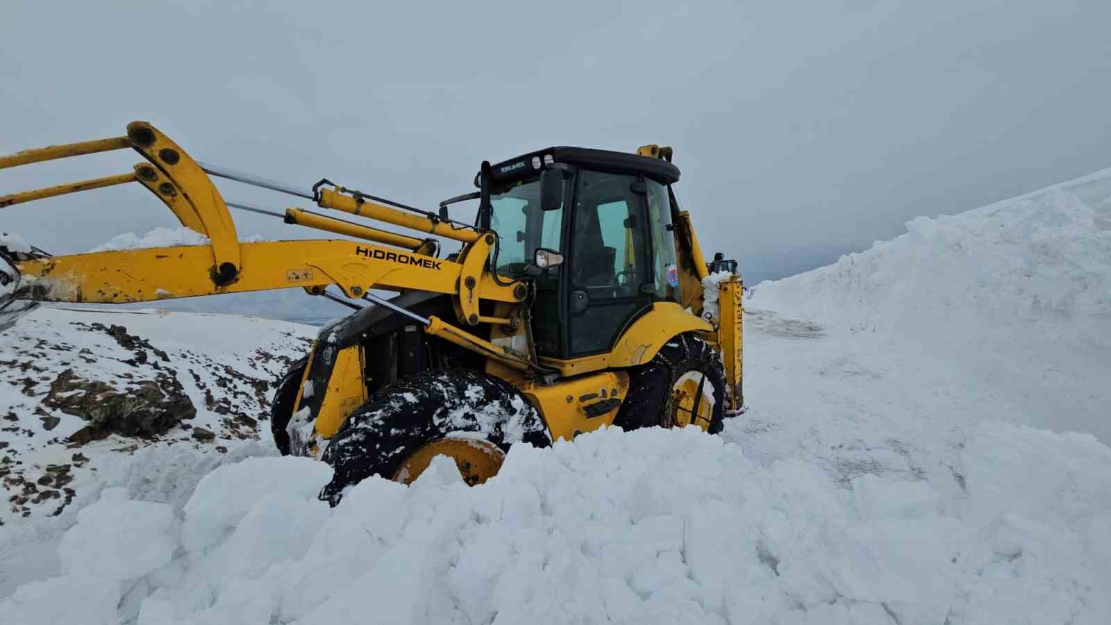Aydınlar beldesinde karla mücadele çalışması

